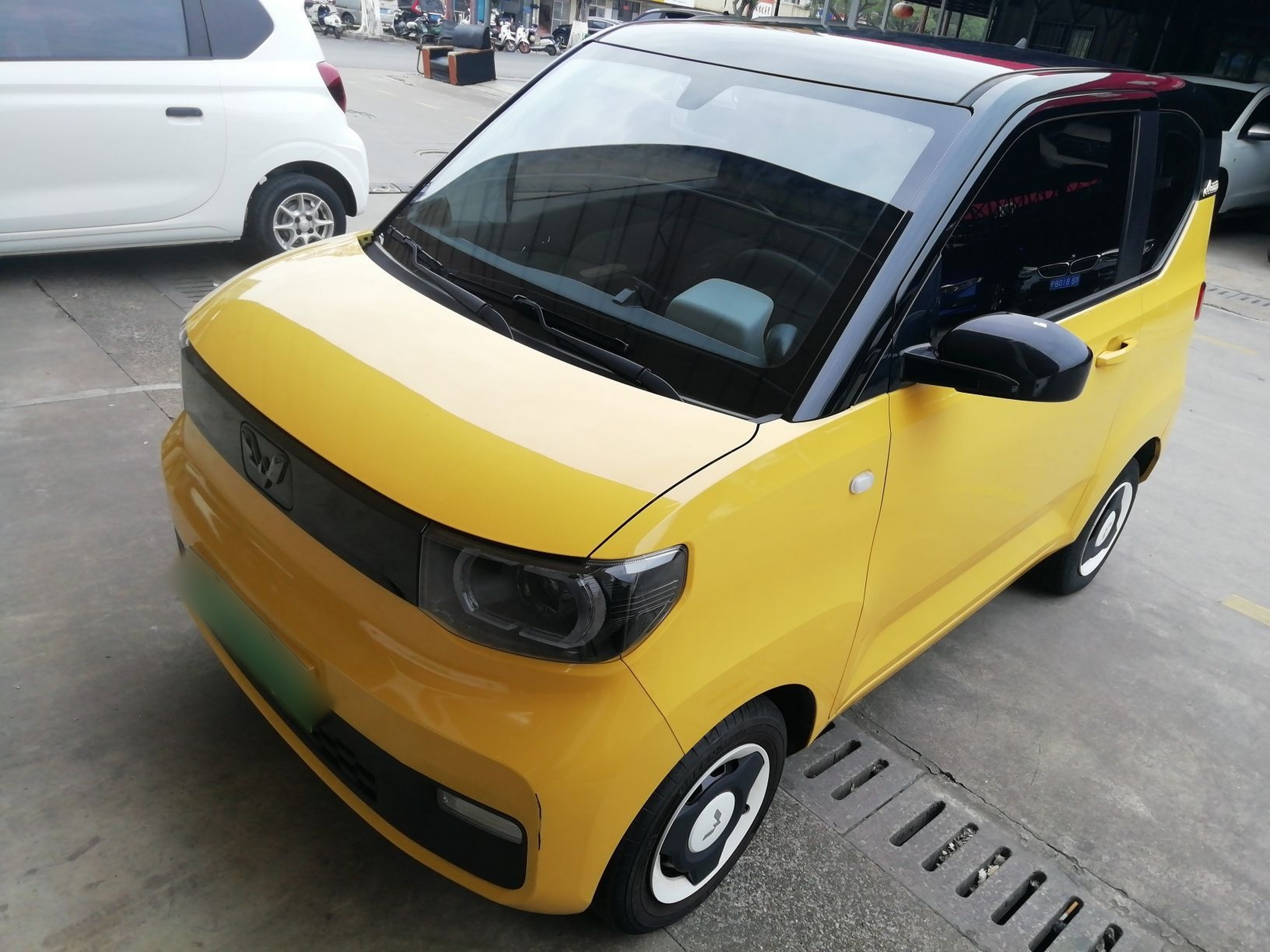 Под передней частью автомобиля