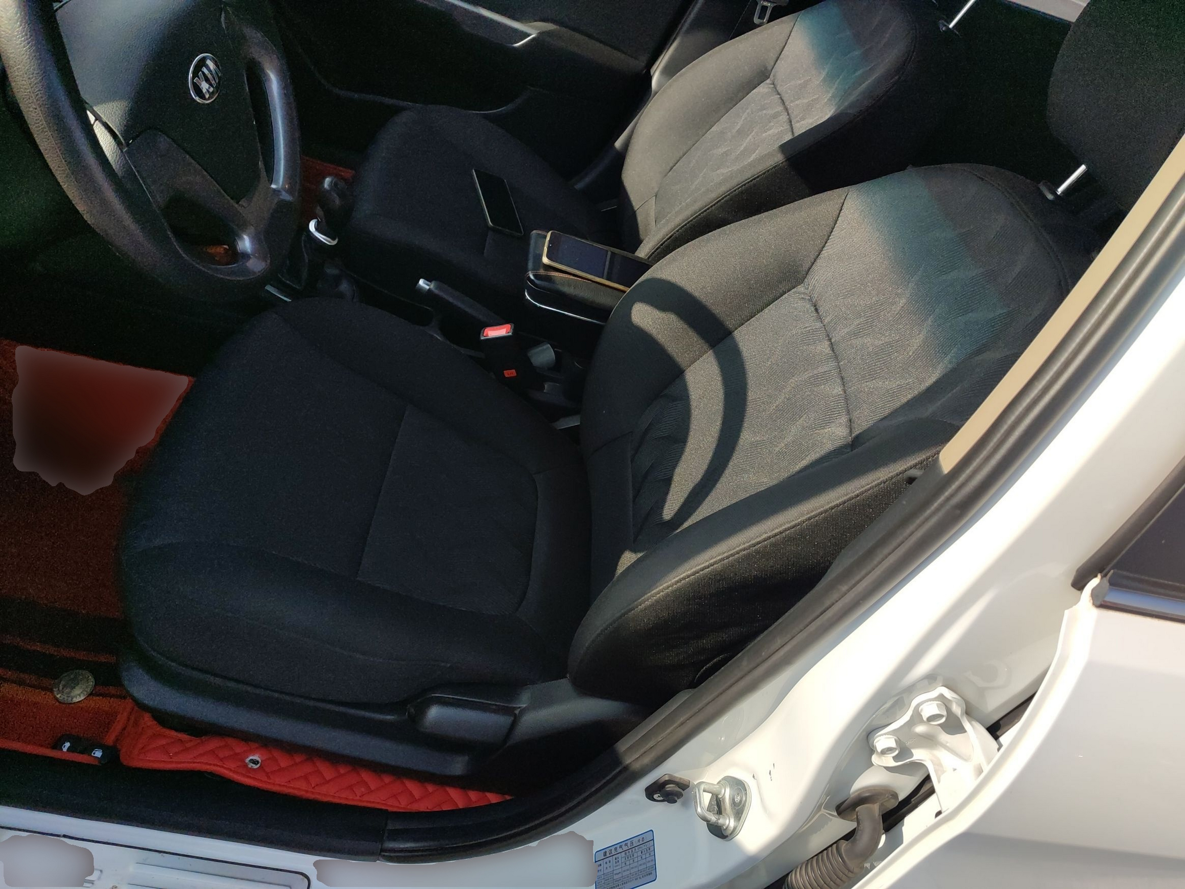 المقاعد الأمامية داخل السيارة