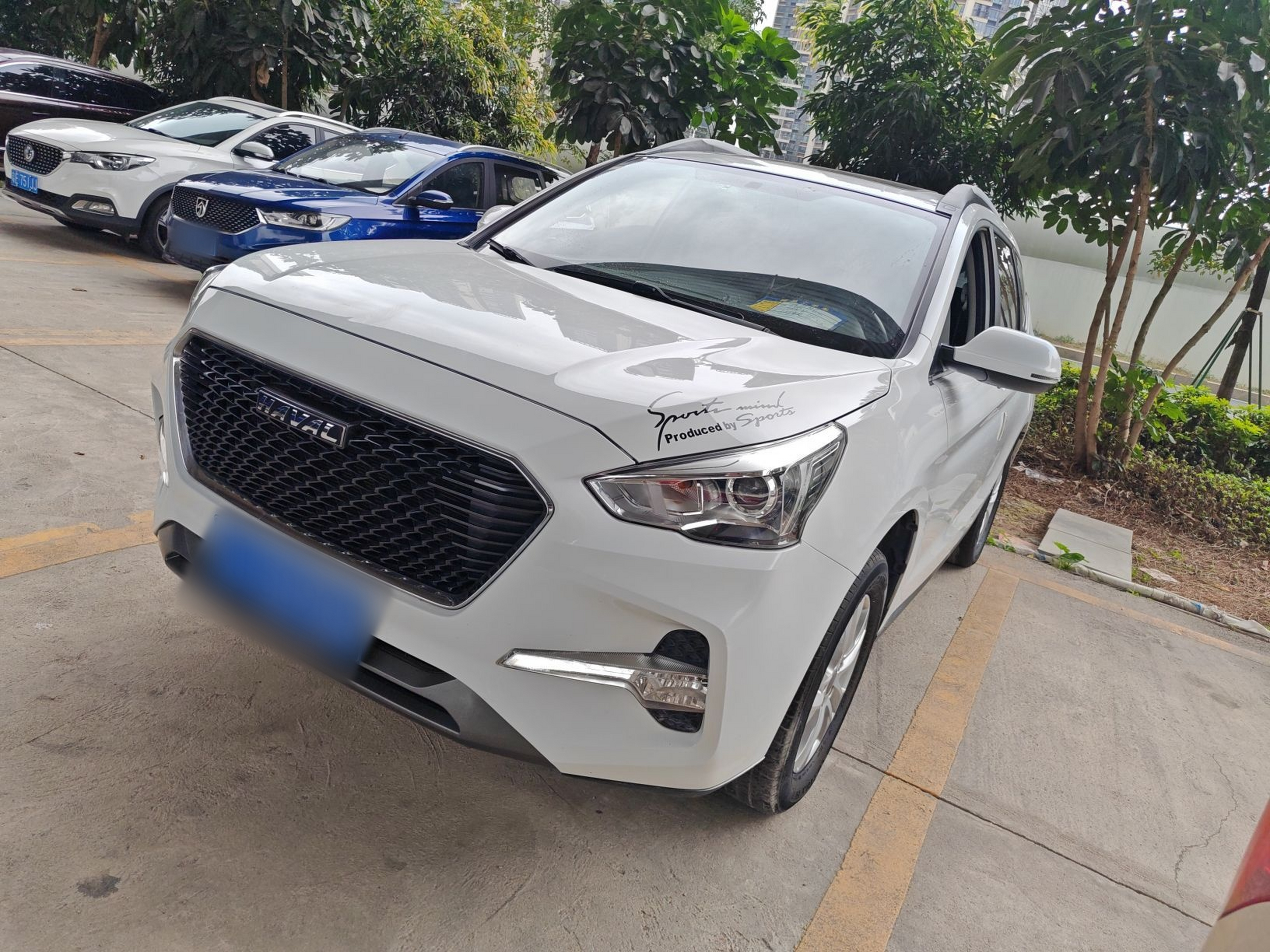 Под передней частью автомобиля