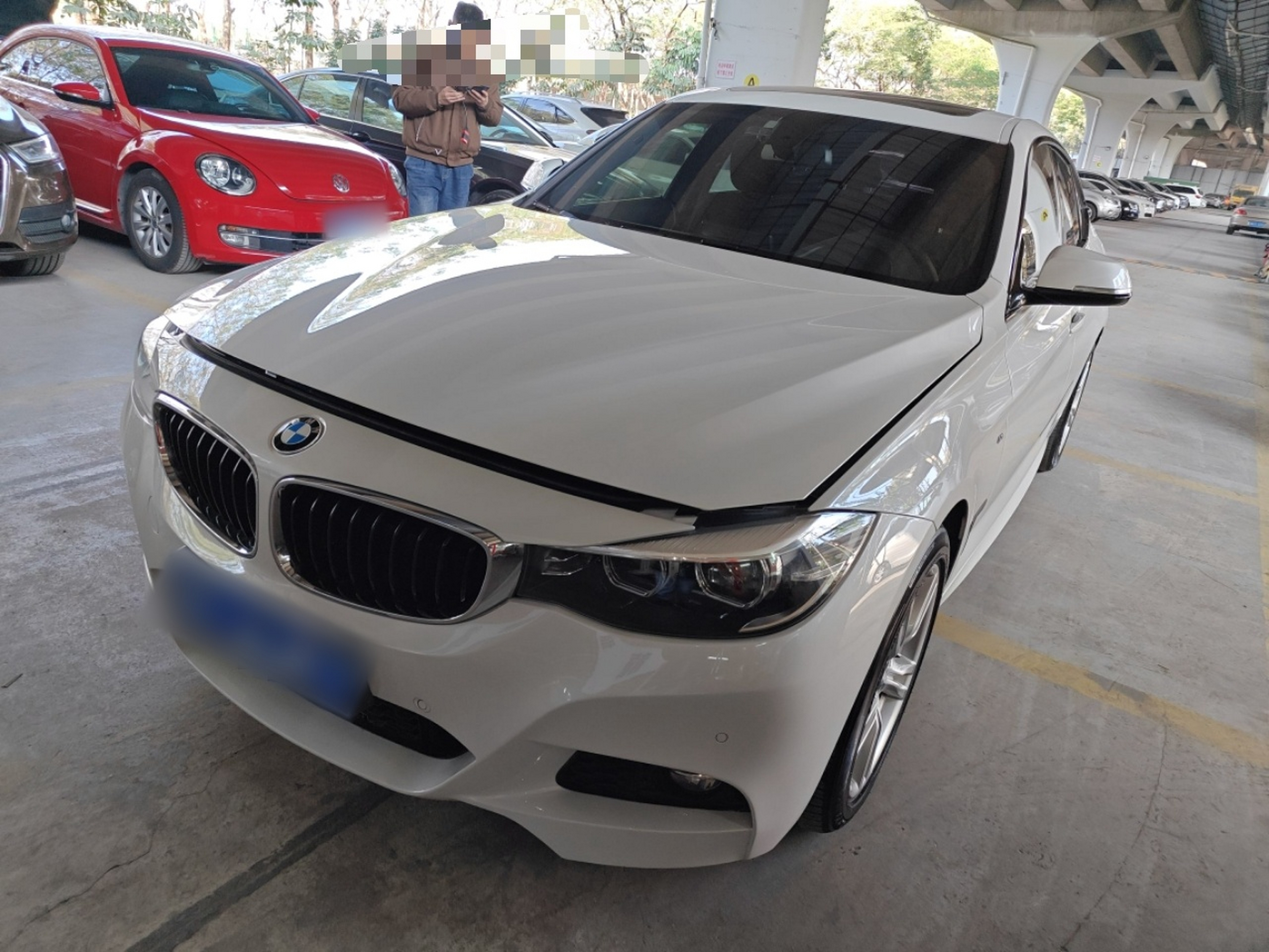 تحت مقدمة السيارة