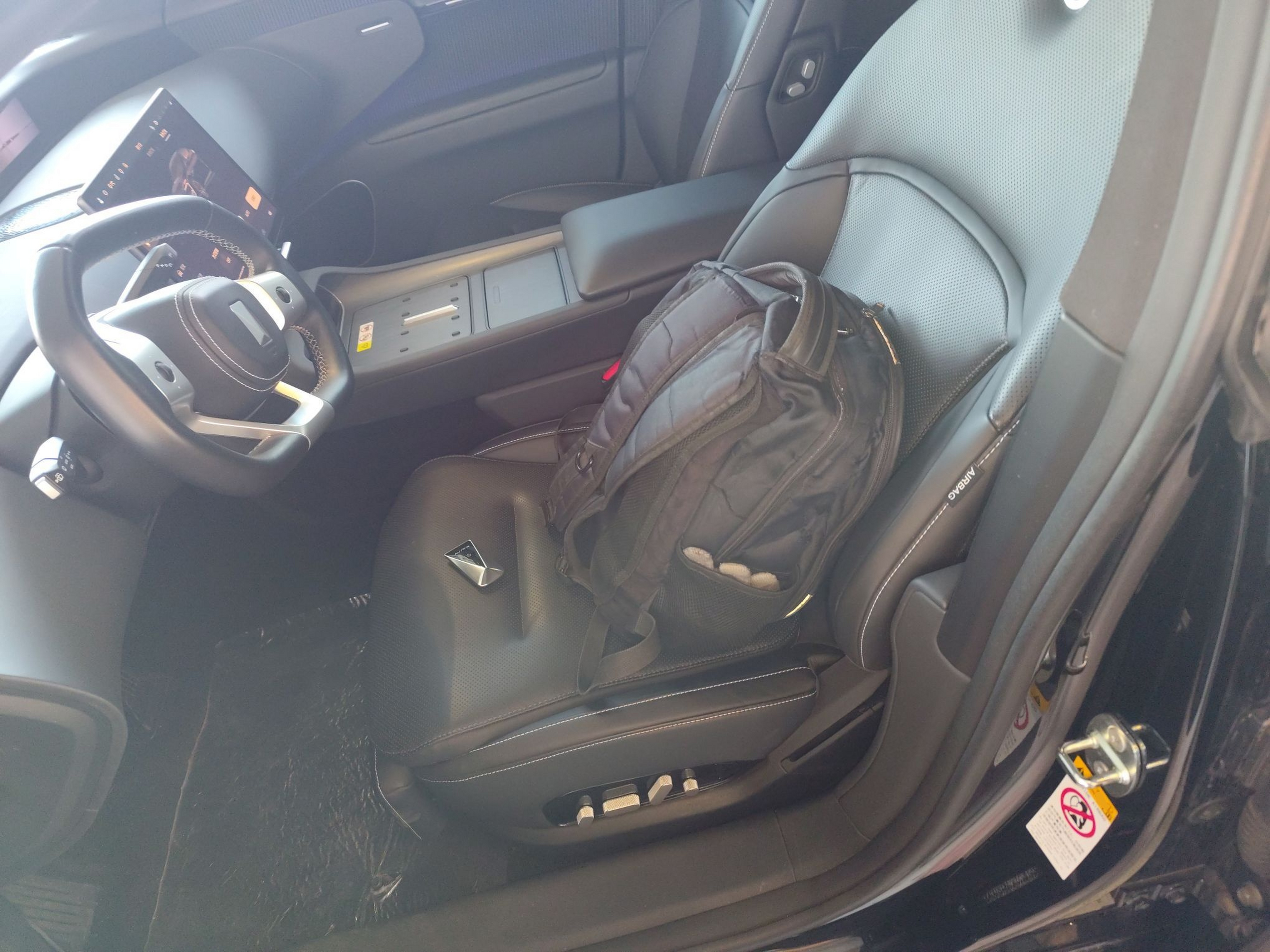 Переднее сиденье в автомобиле