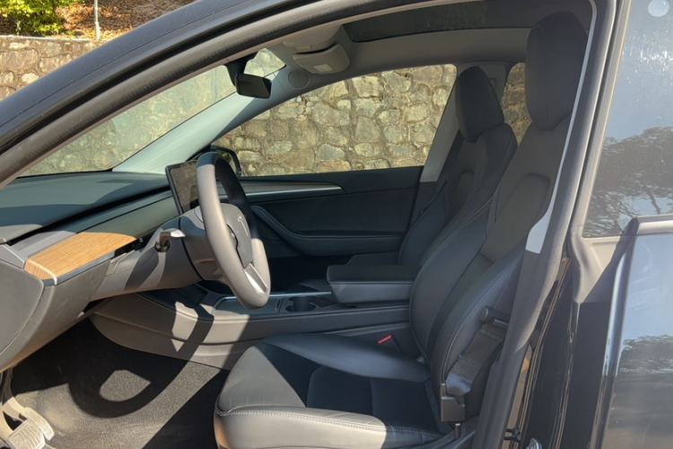 Used Tesla Model Y 2022 Long-Range All-Wheel-Drive Version
