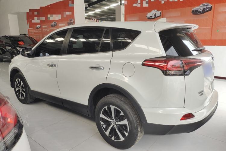 Used Toyota RAV4 2016 2.0L CVT Two-Wheel Drive Fashion Edition China V Standard
