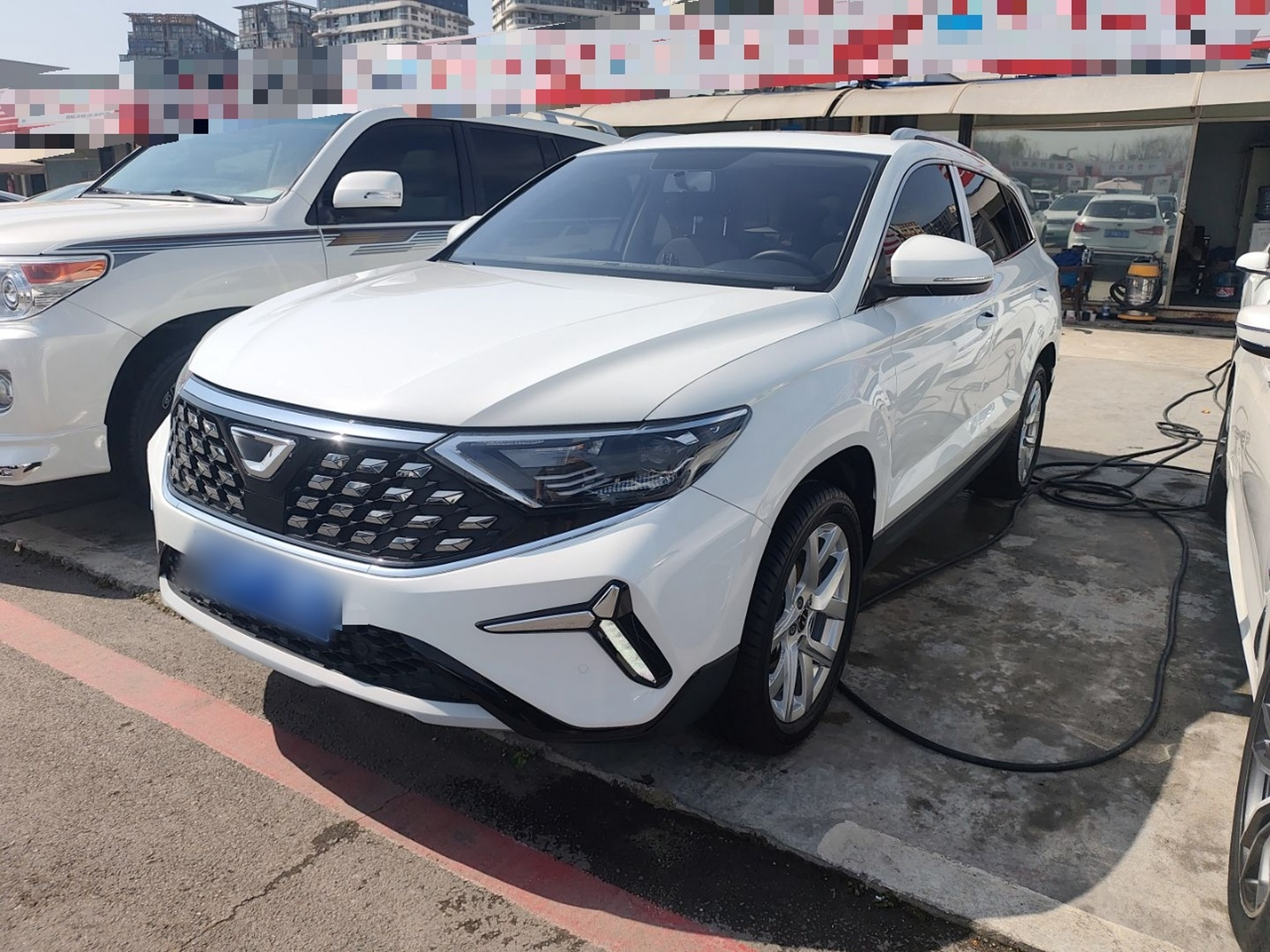 تحت مقدمة السيارة