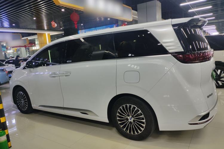 Used Denza D9 2022 DM-i 1040 Prestige Model
