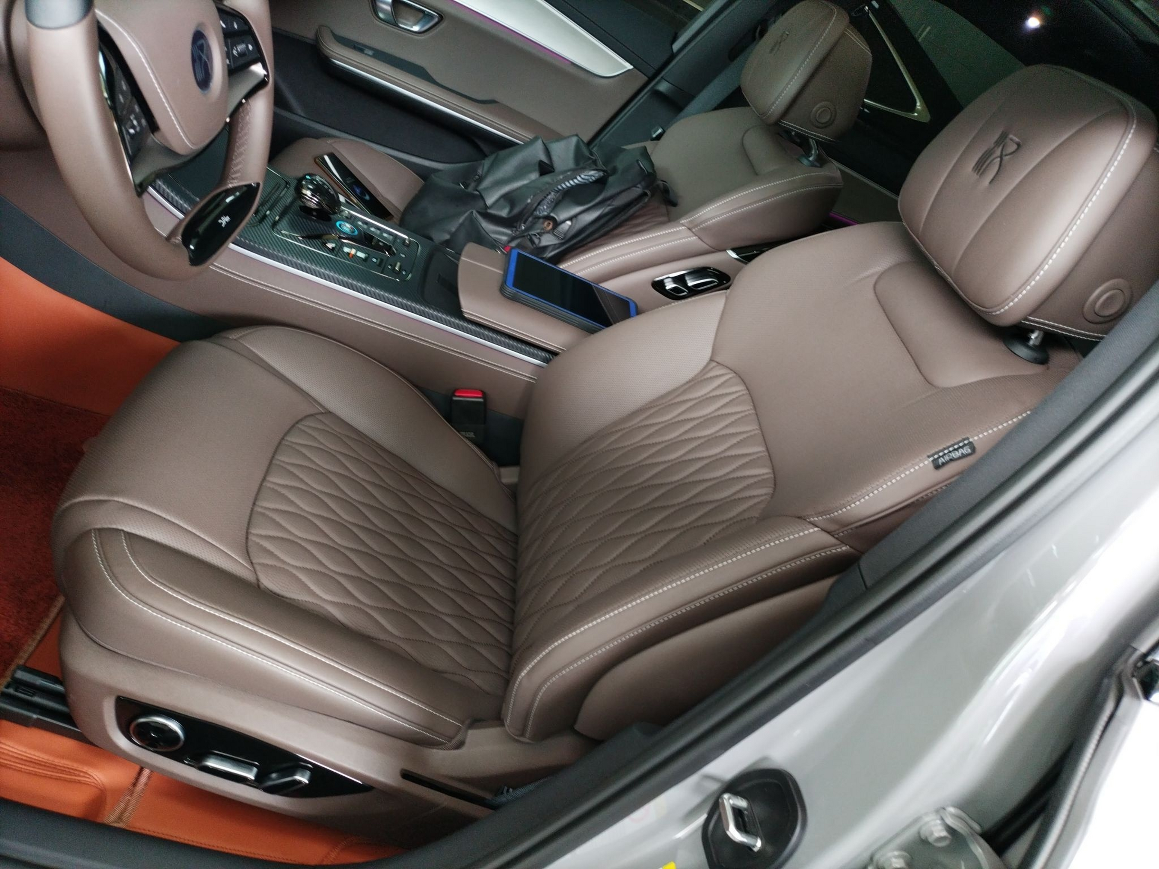 Переднее сиденье в автомобиле