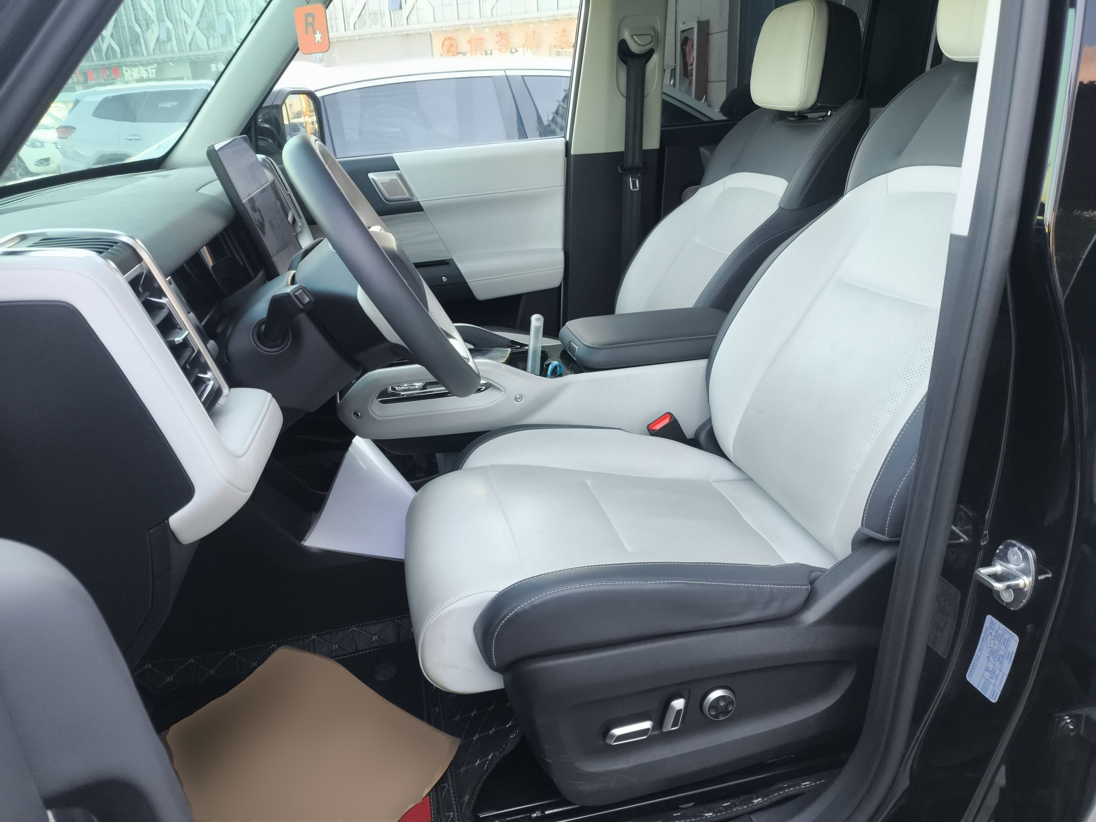 المقاعد الأمامية داخل السيارة