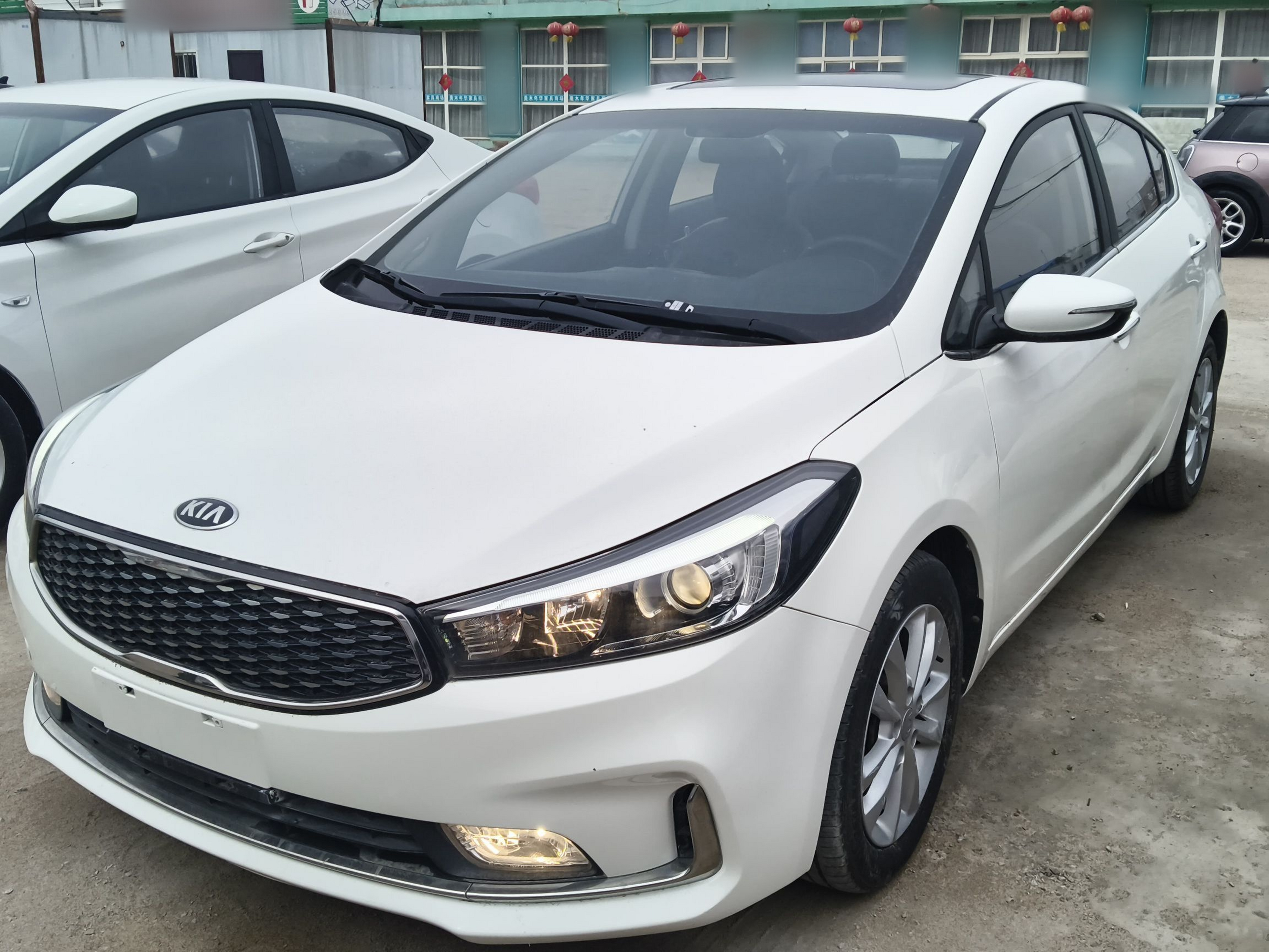 Под передней частью автомобиля