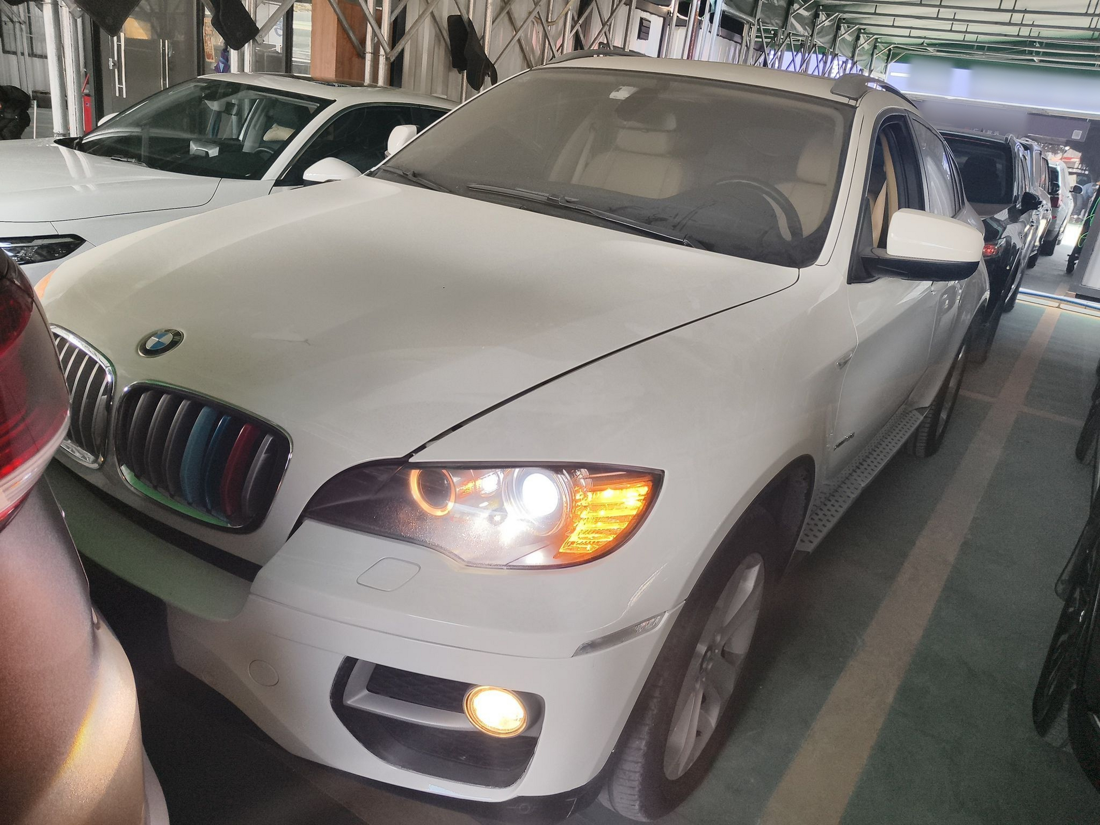 Под передней частью автомобиля