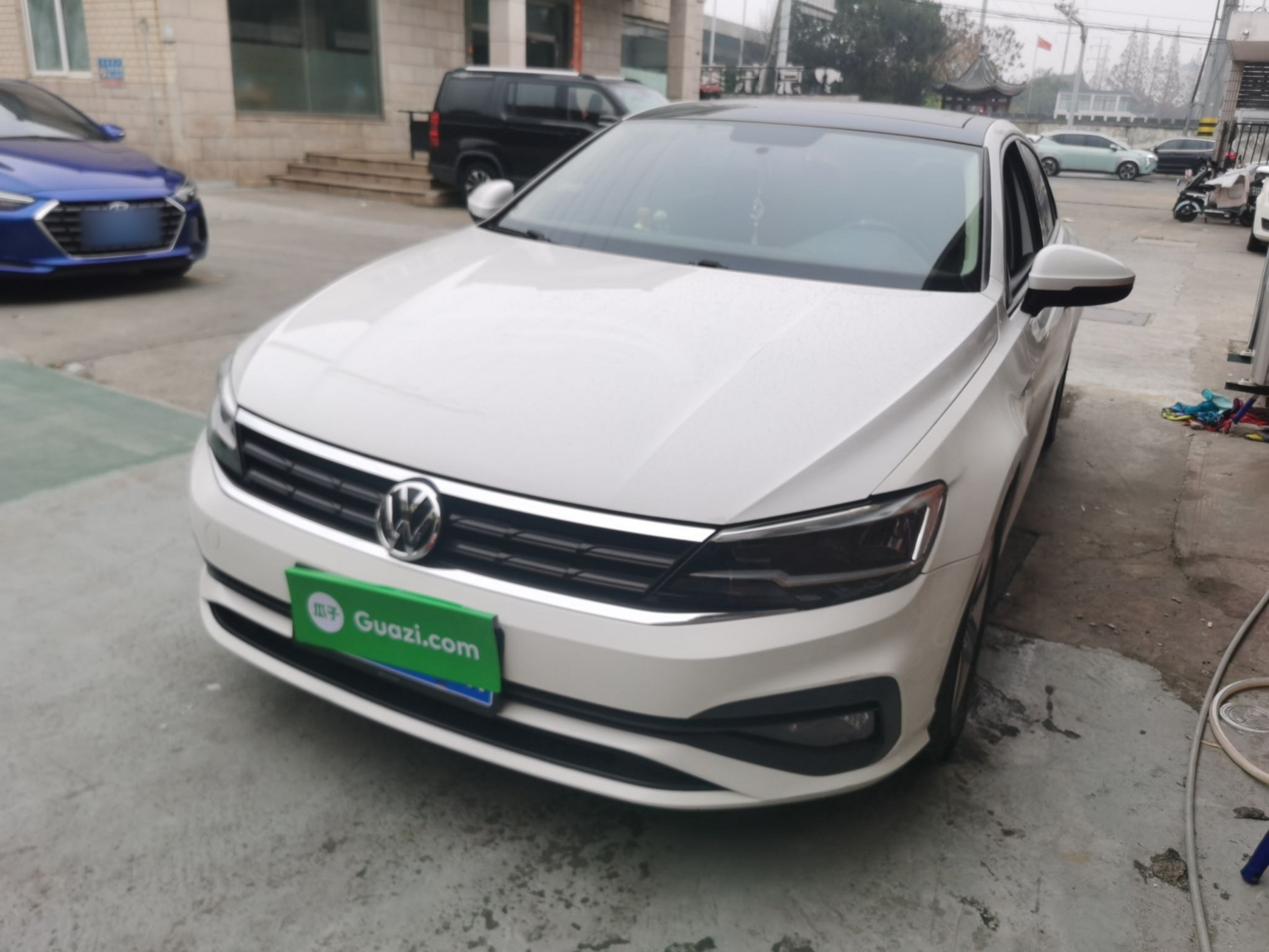 Под передней частью автомобиля