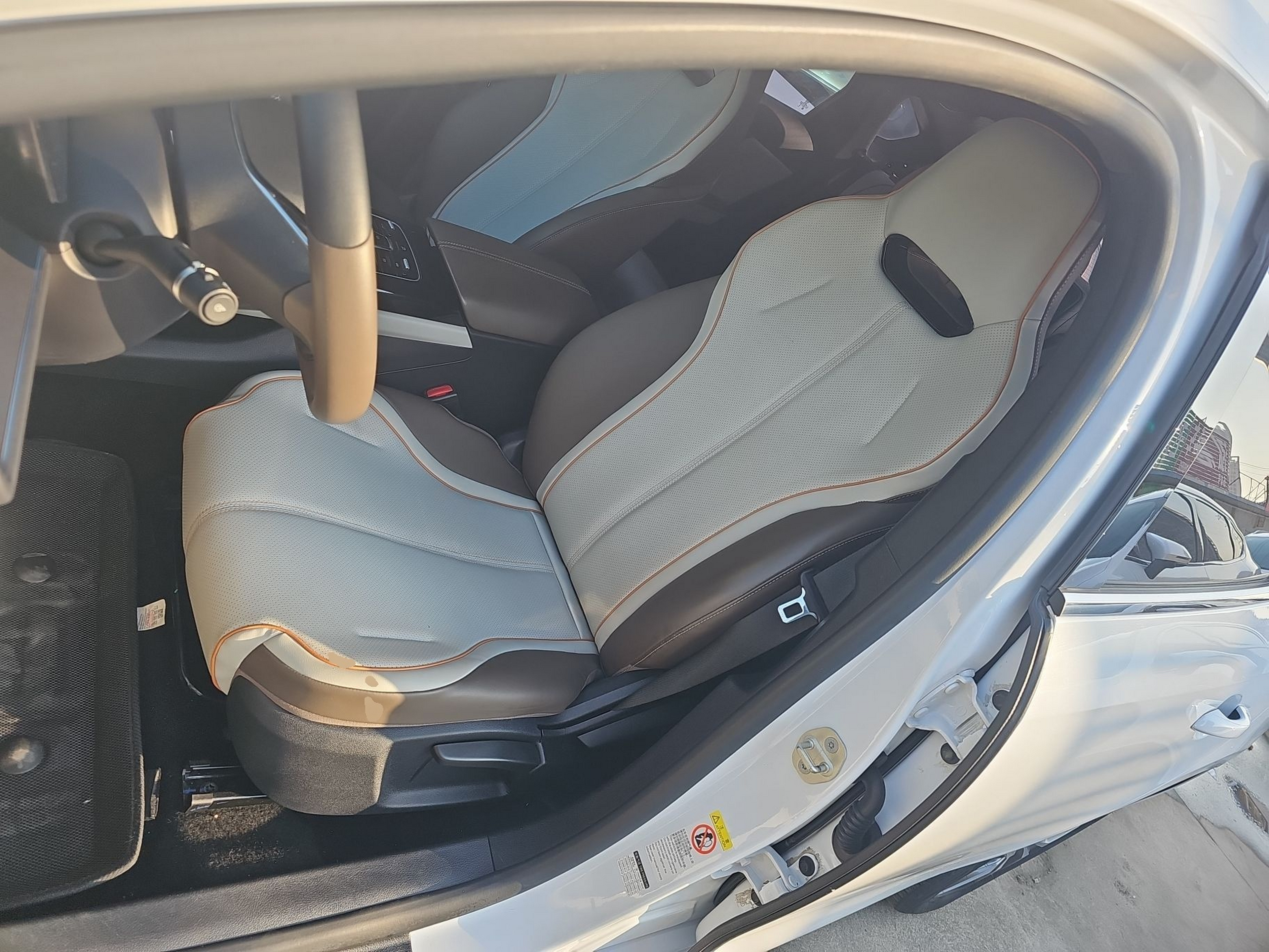 المقاعد الأمامية داخل السيارة