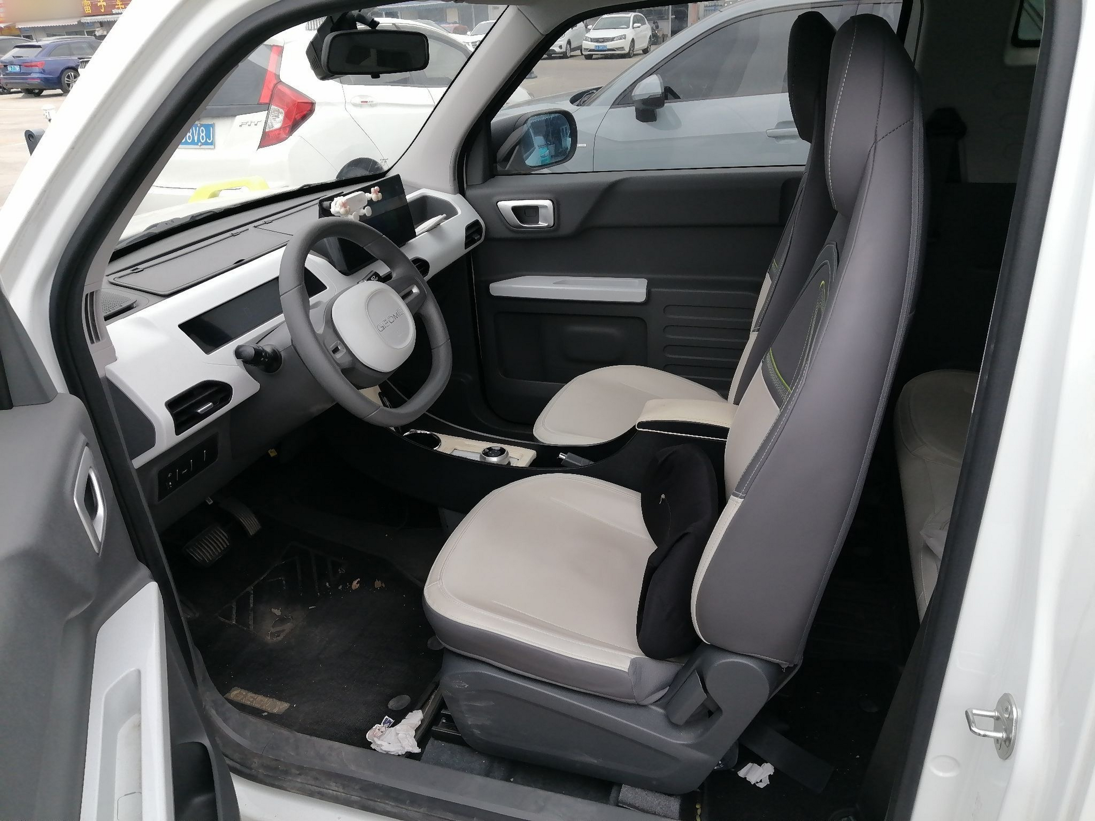 Переднее сиденье в автомобиле