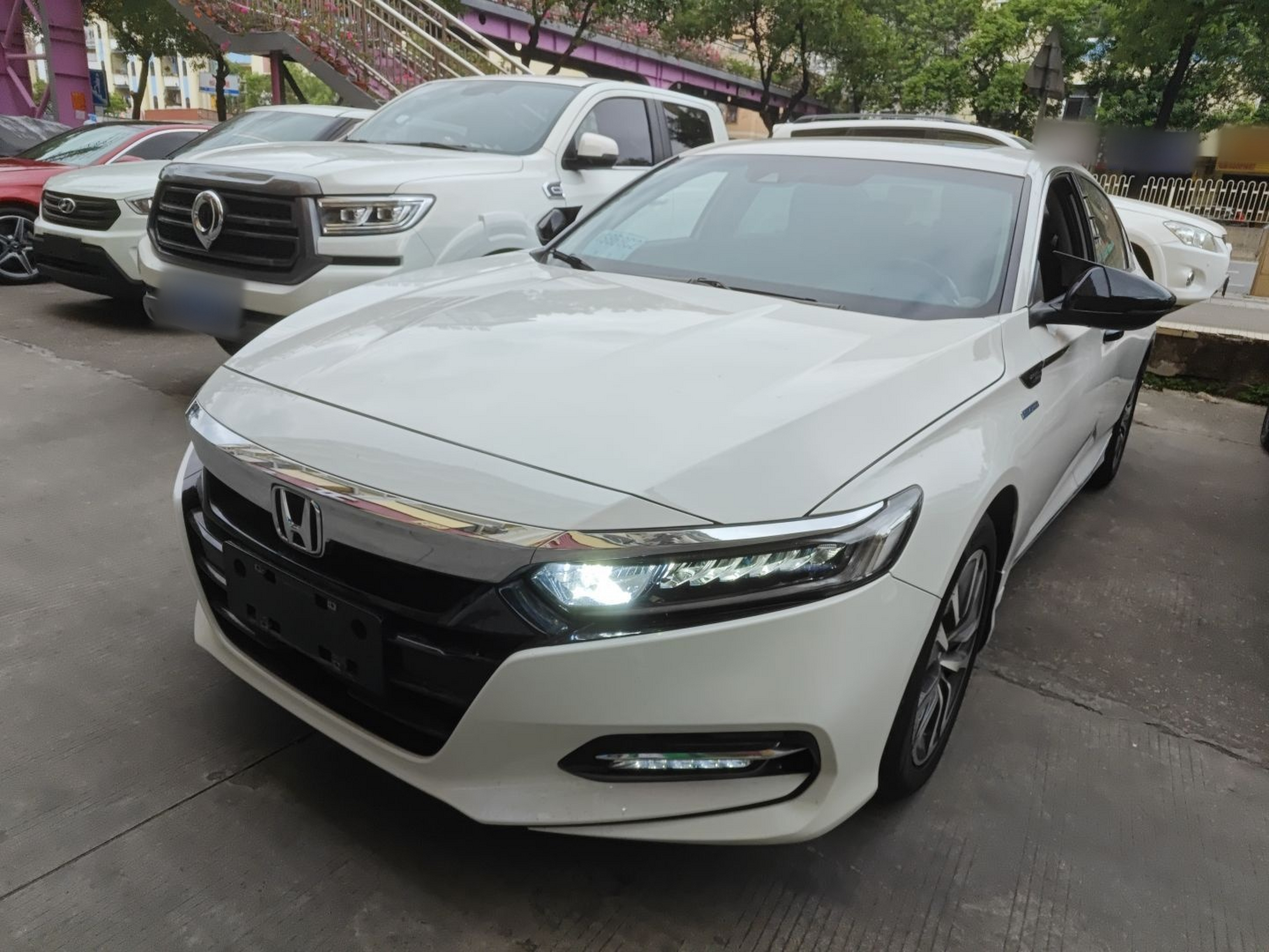 Под передней частью автомобиля