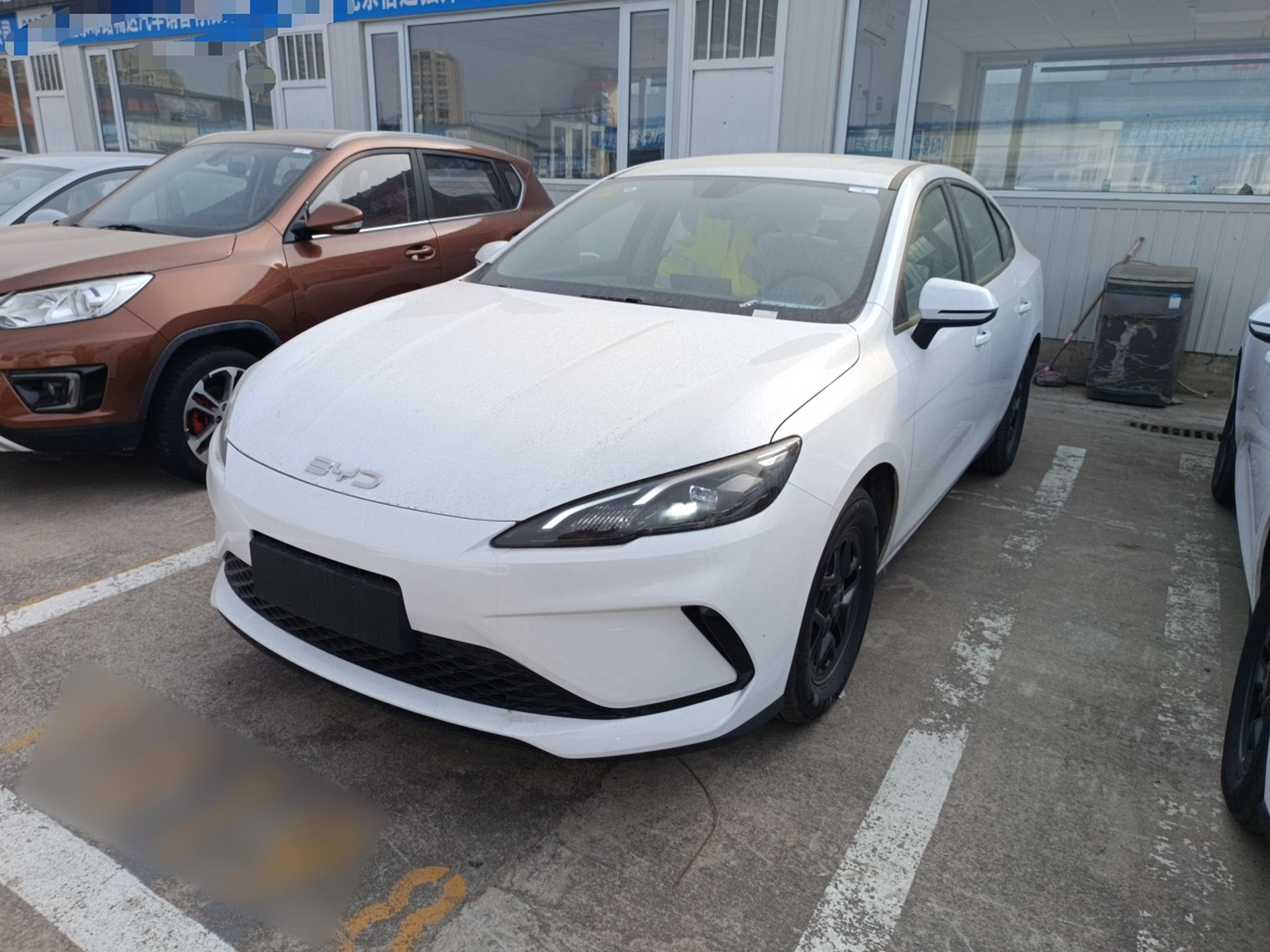 Под передней частью автомобиля