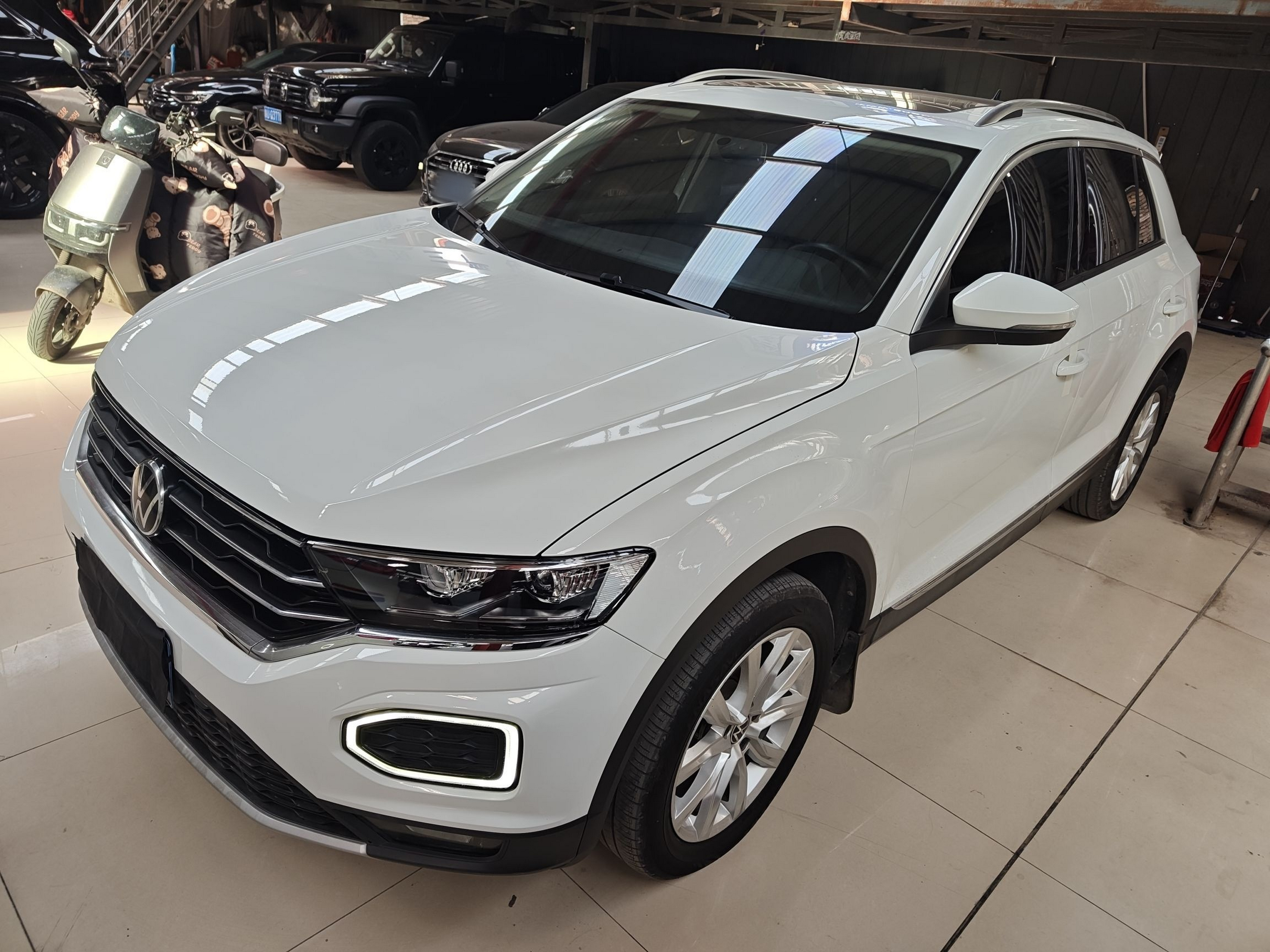 Под передней частью автомобиля