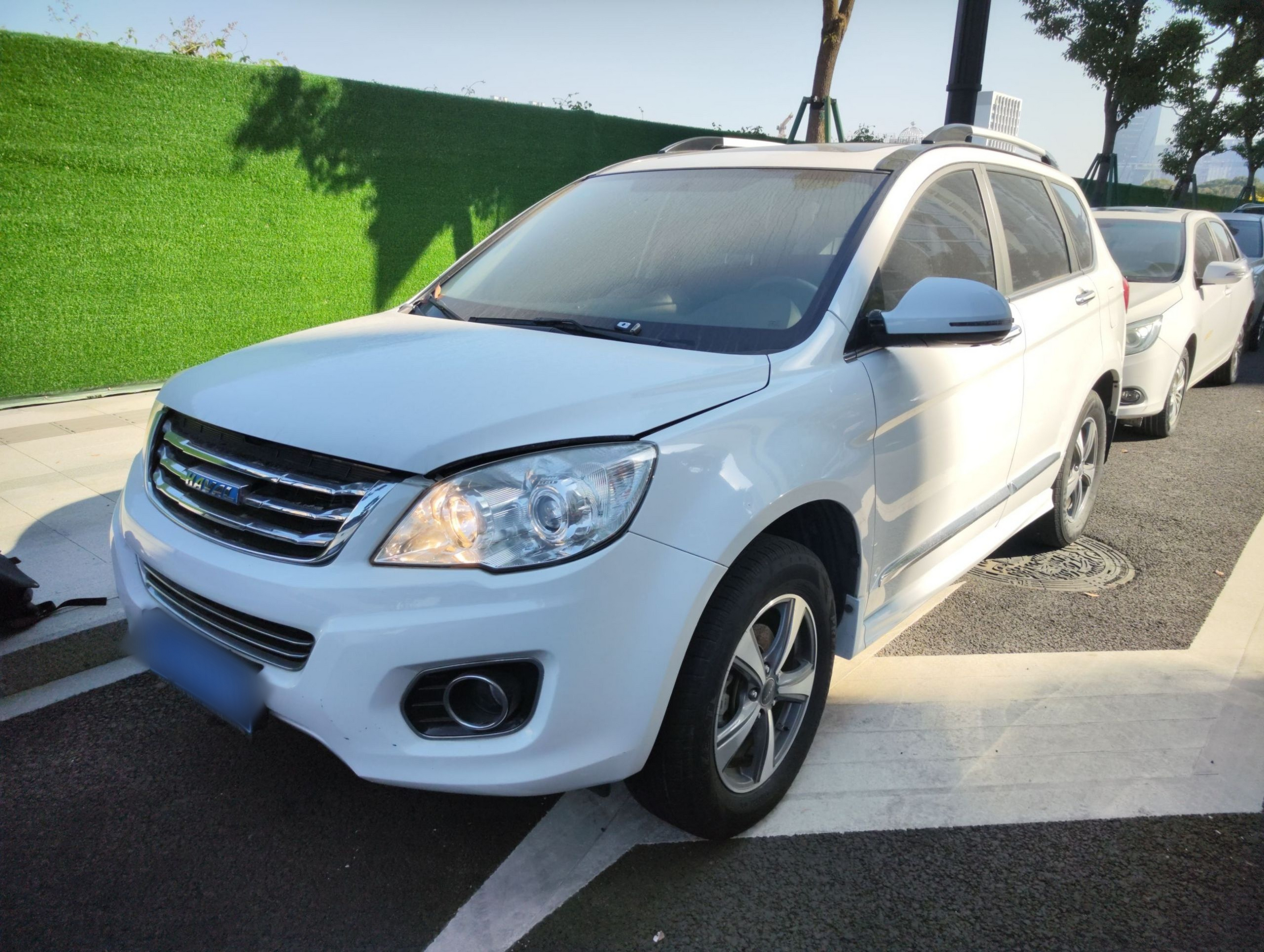 Под передней частью автомобиля