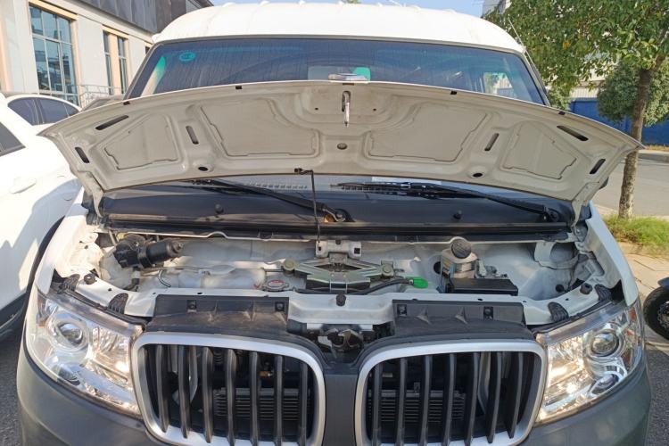 Used Jinbei Hiace X30 2023 1.5L Super-Comfortable Passenger Van 5/6/7-Seater Non-Air-Conditioned Version Model SWC15M
