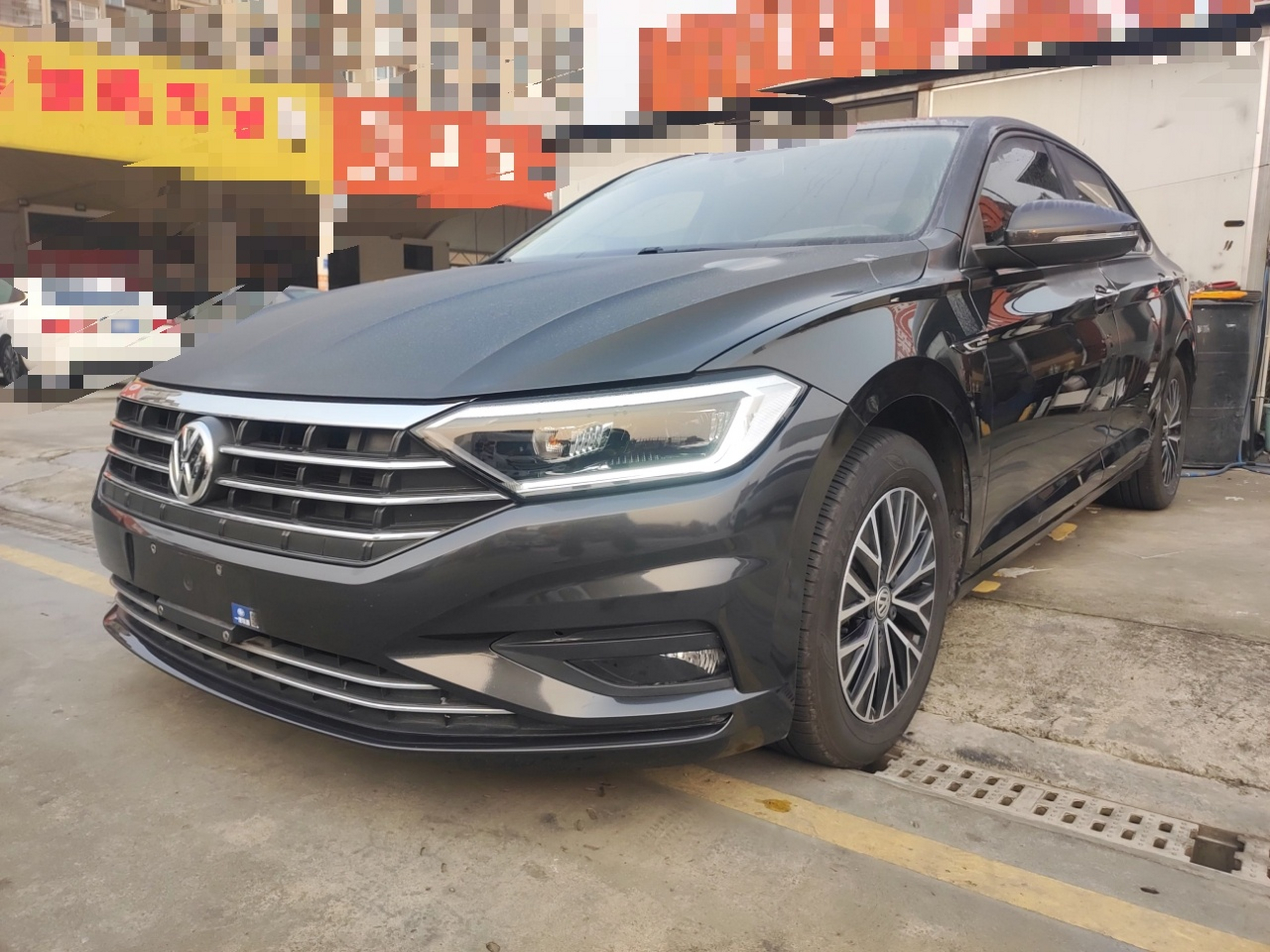 تحت مقدمة السيارة