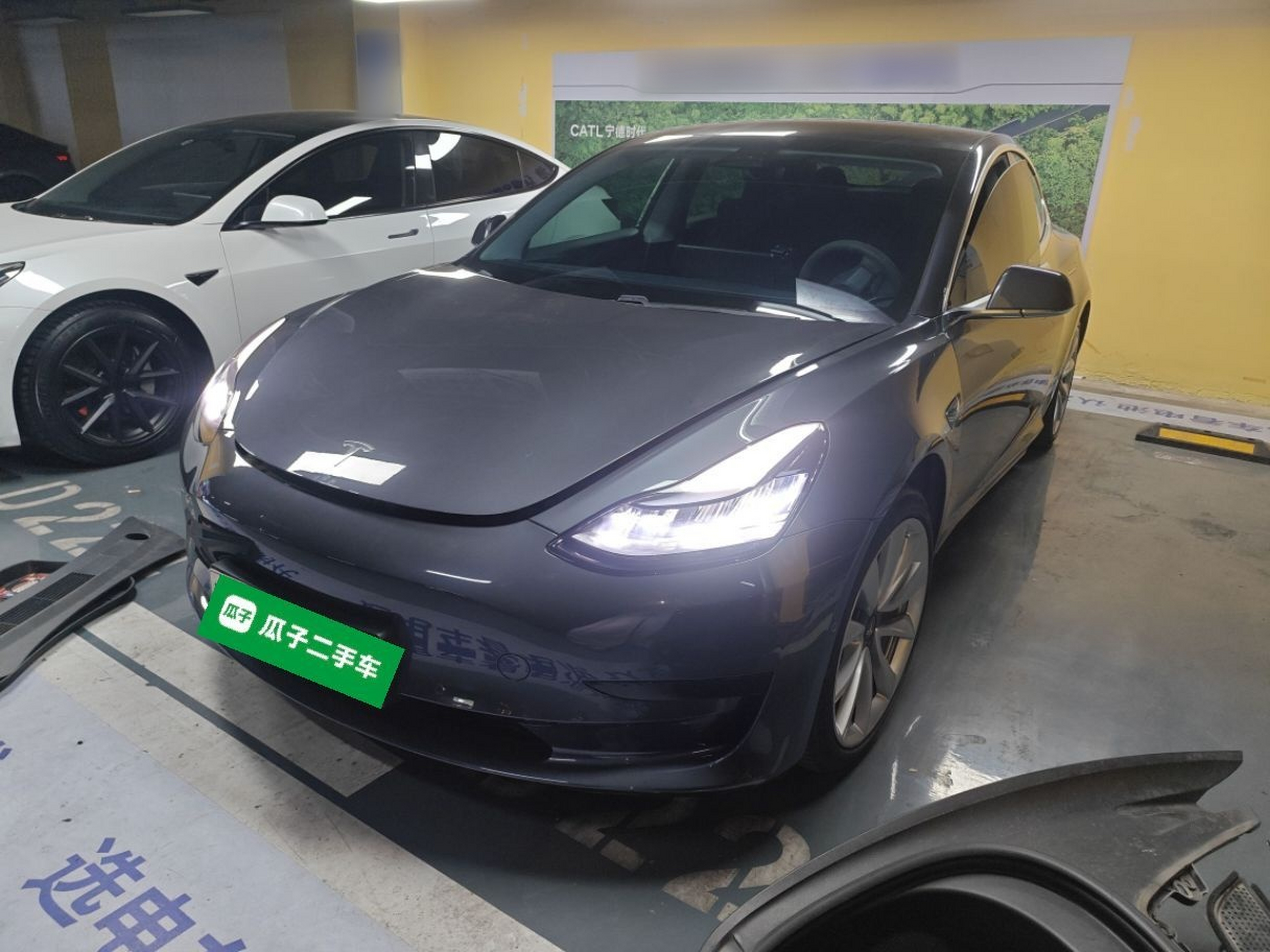 Под передней частью автомобиля