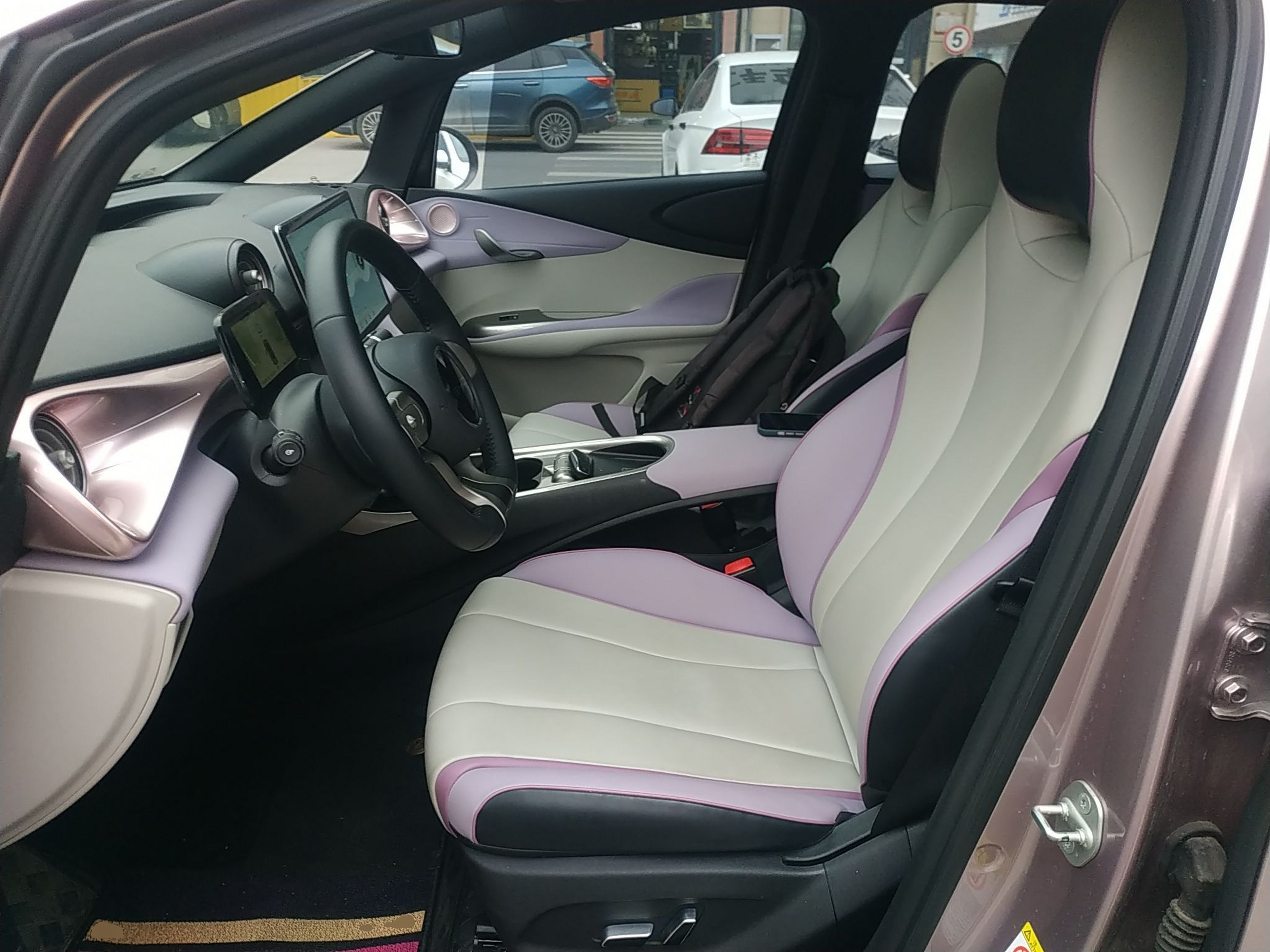 Переднее сиденье в автомобиле