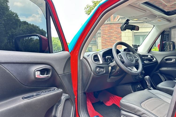 Used  Renegade 2019 220T Automatic Leading Edition
