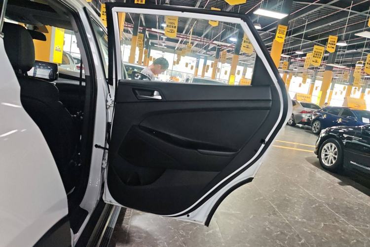 Used Hyundai Tucson 2019 280TGDi Dual-Clutch Two-Wheel Drive Fashion Edition China VI Standard
