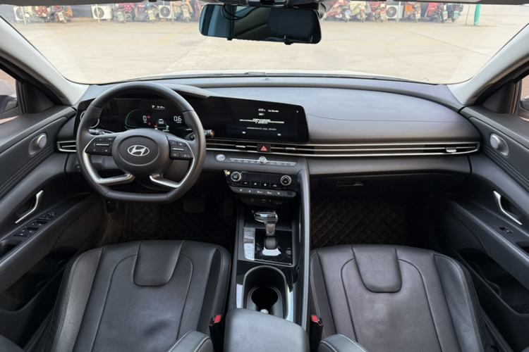 Used Hyundai Elantra 2023 1.5L CVT LUX Prestige Edition
