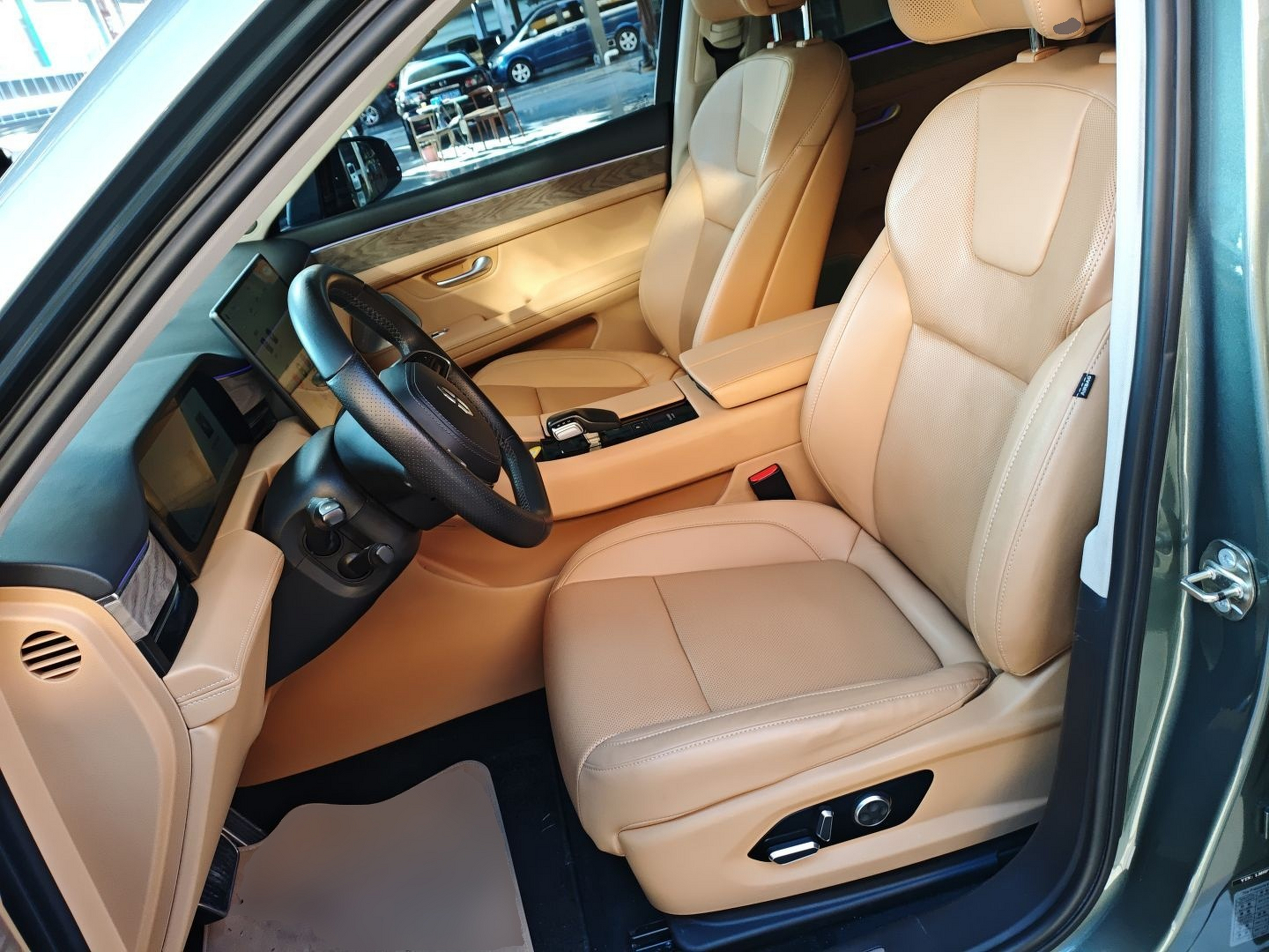 Переднее сиденье в автомобиле