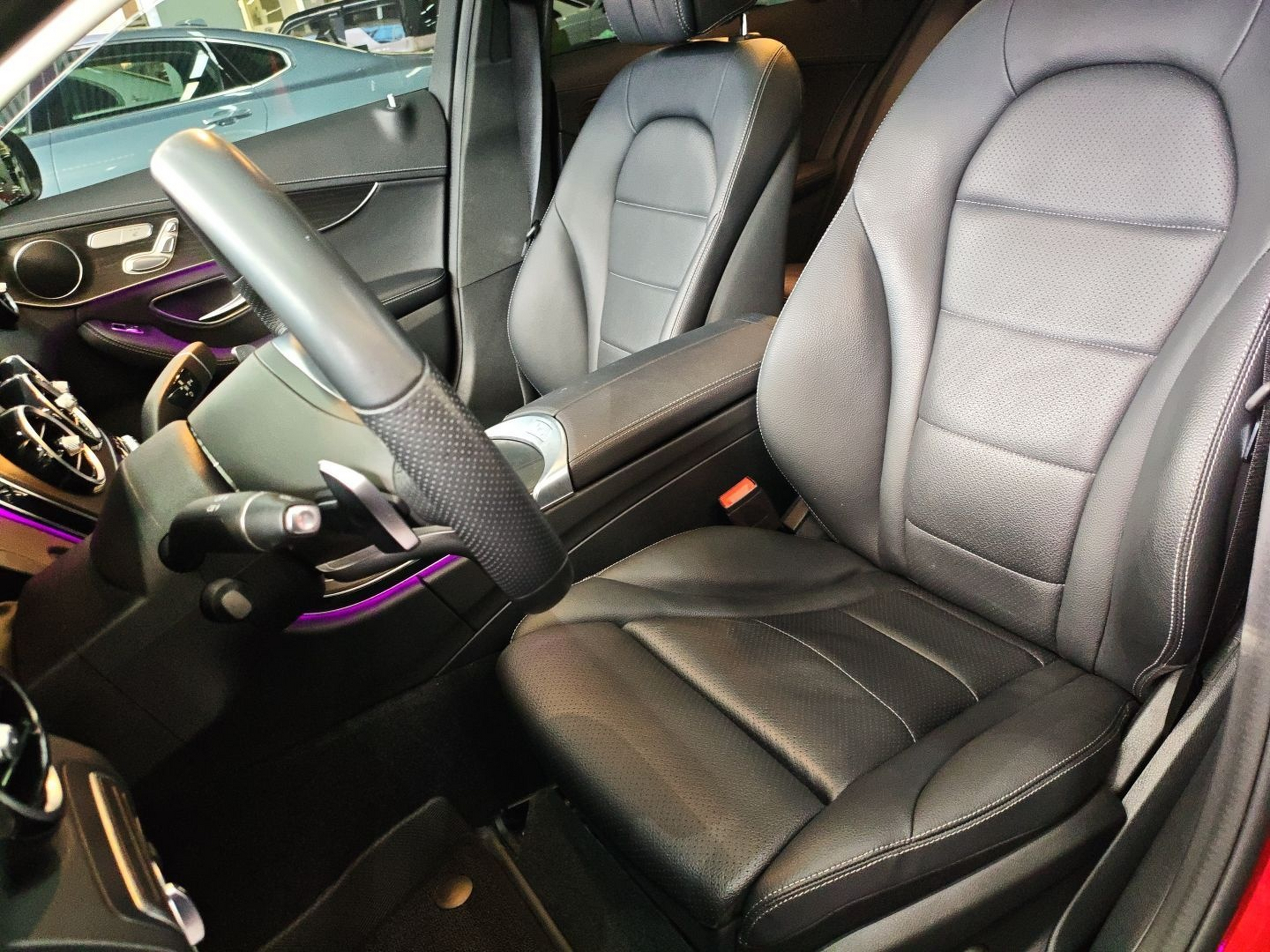 Переднее сиденье в автомобиле