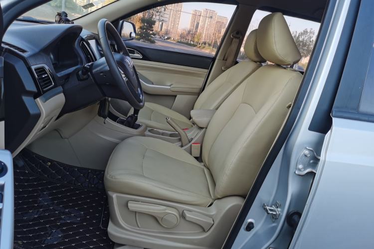 Used Baojun 730 2014 1.5L manual standard trim 7 seats
