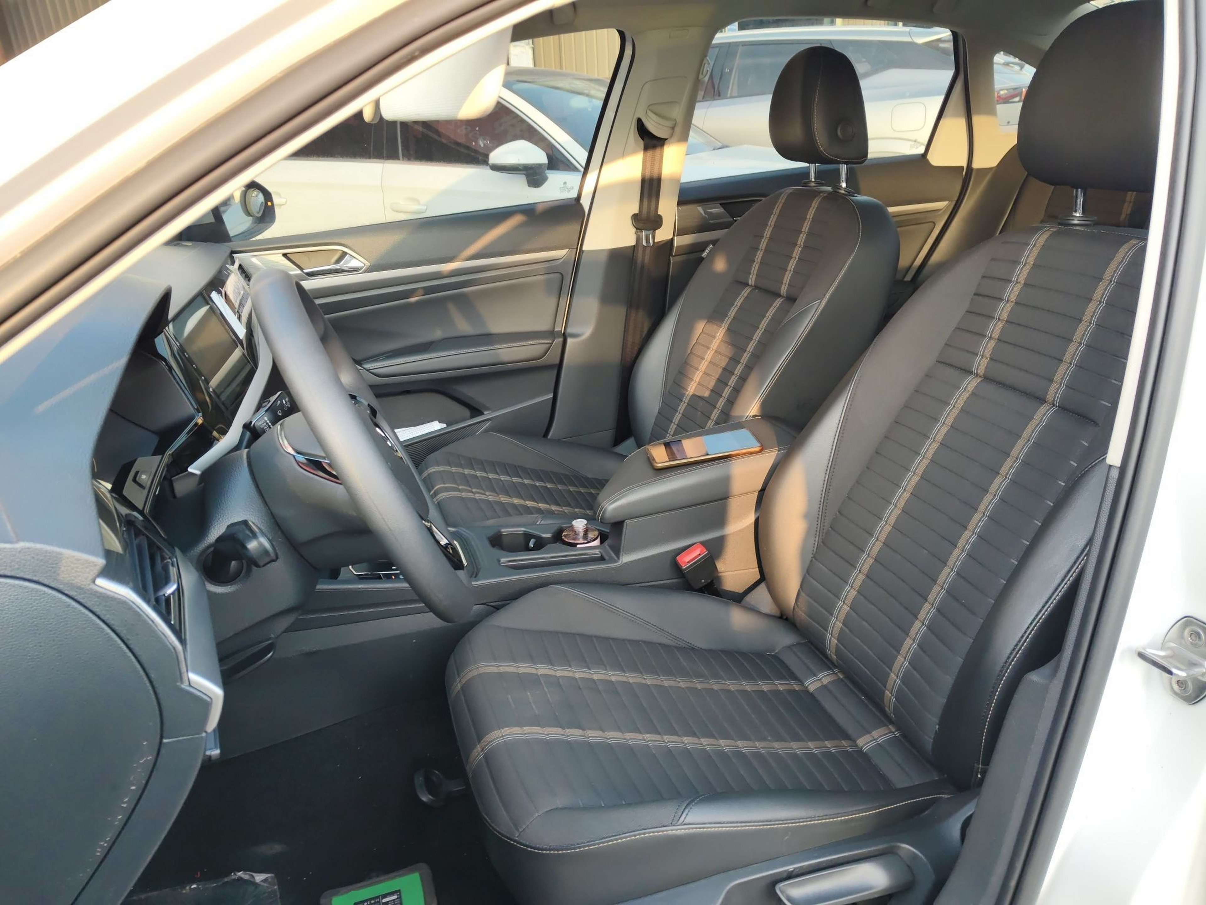 Переднее сиденье в автомобиле