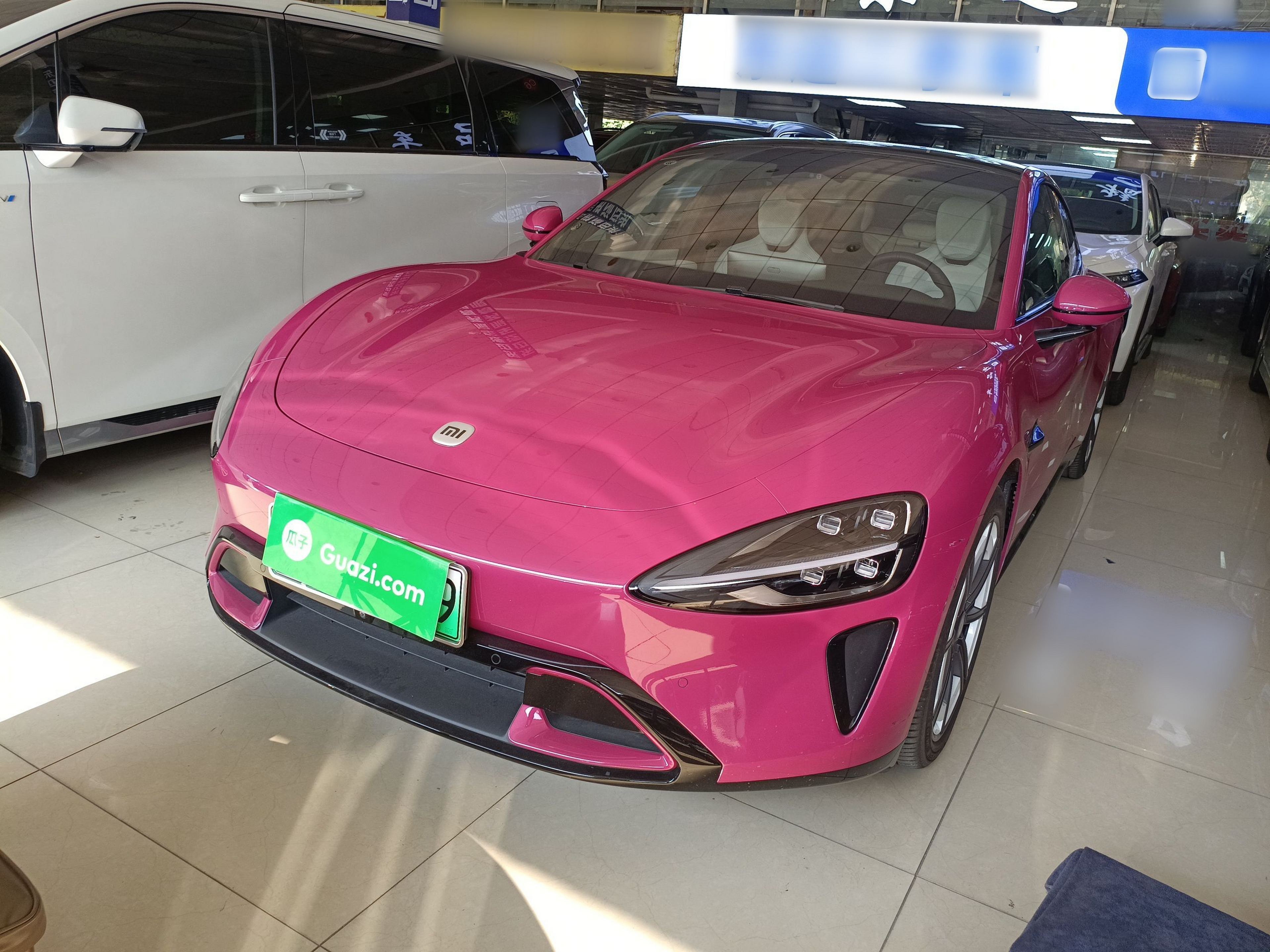 تحت مقدمة السيارة