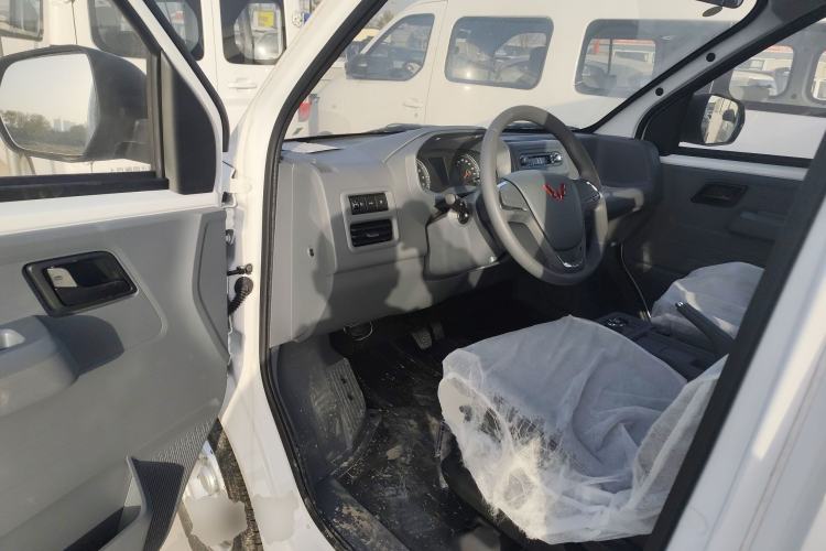 Used Wuling Yangguang 2024 300KM Comfort Version Passenger Van 75kW