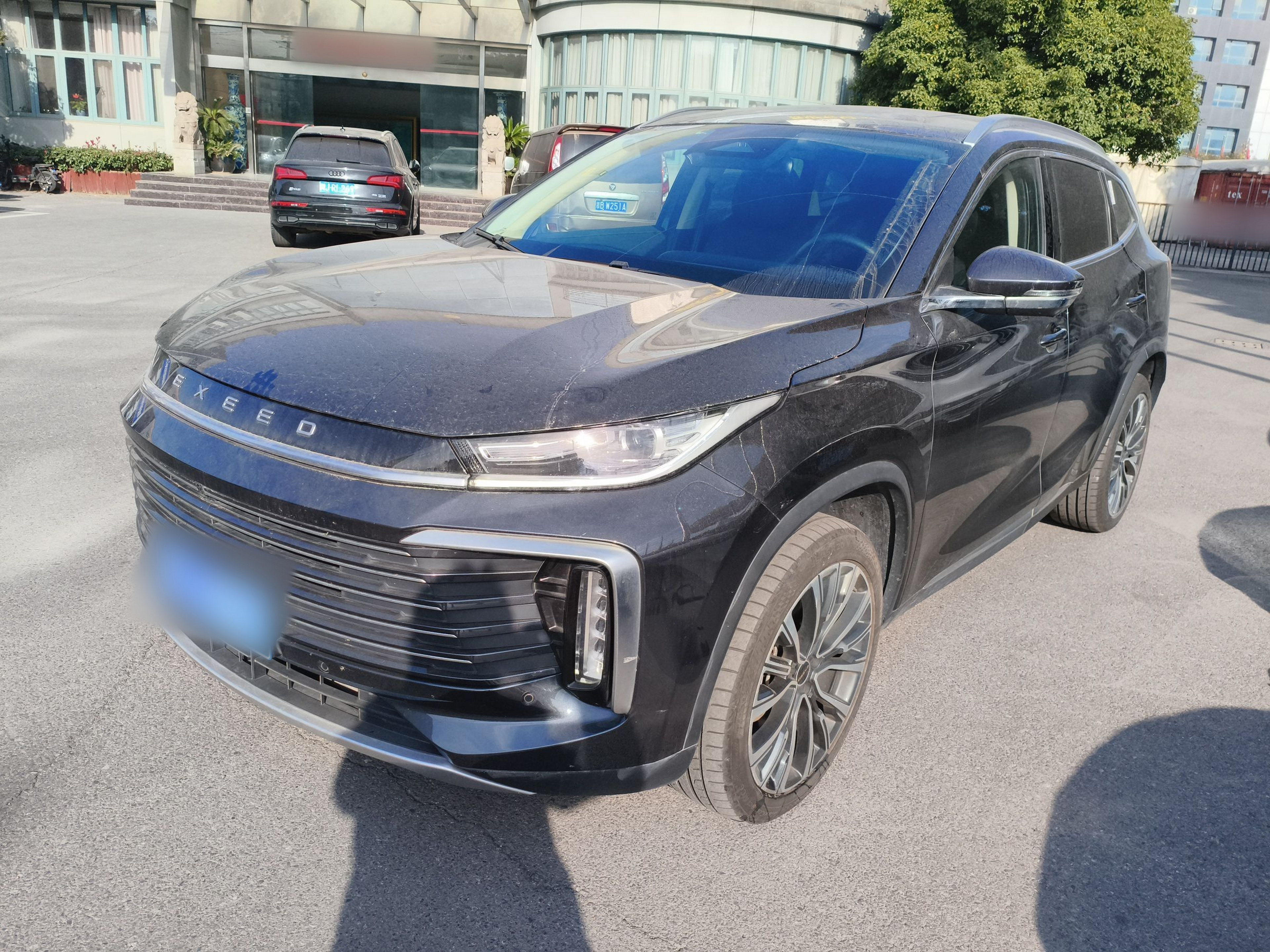 تحت مقدمة السيارة