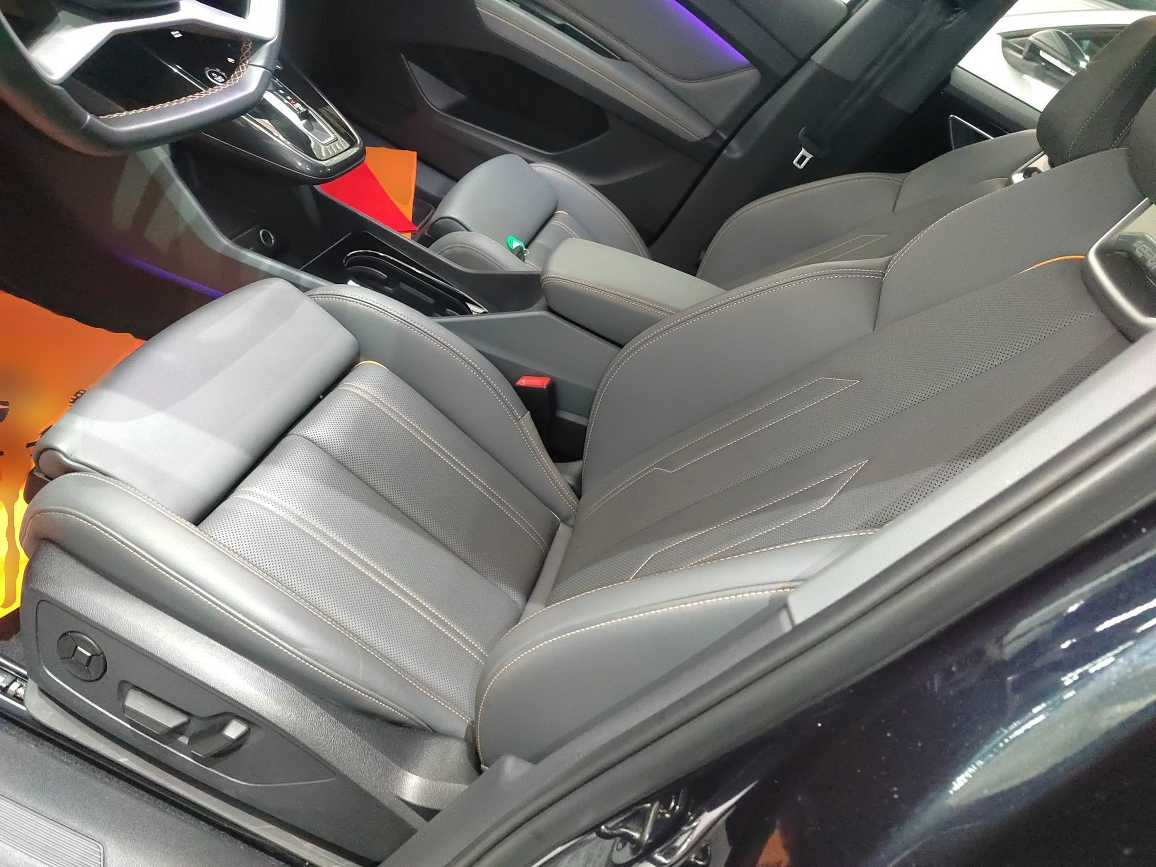 المقاعد الأمامية داخل السيارة