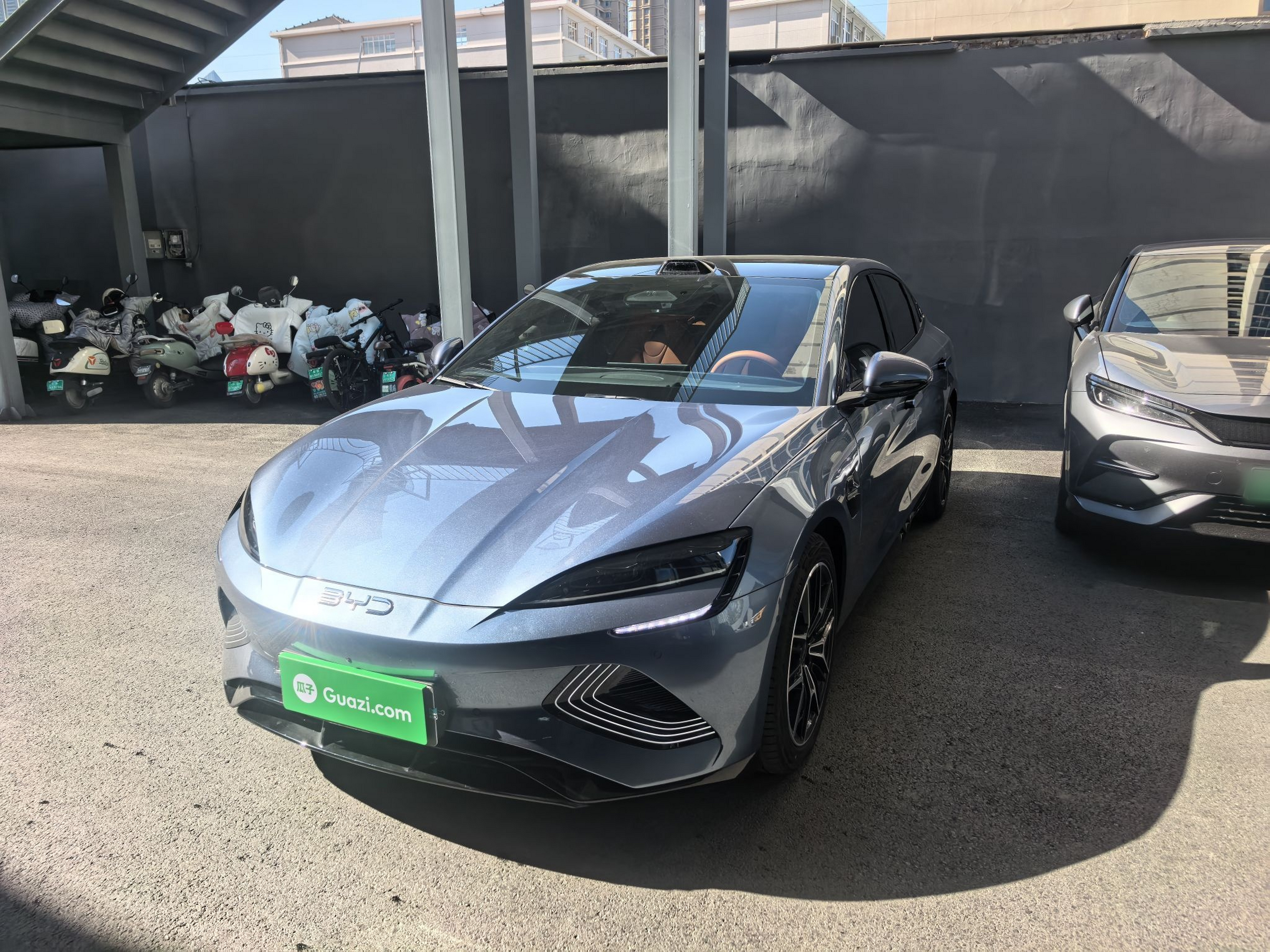 تحت مقدمة السيارة