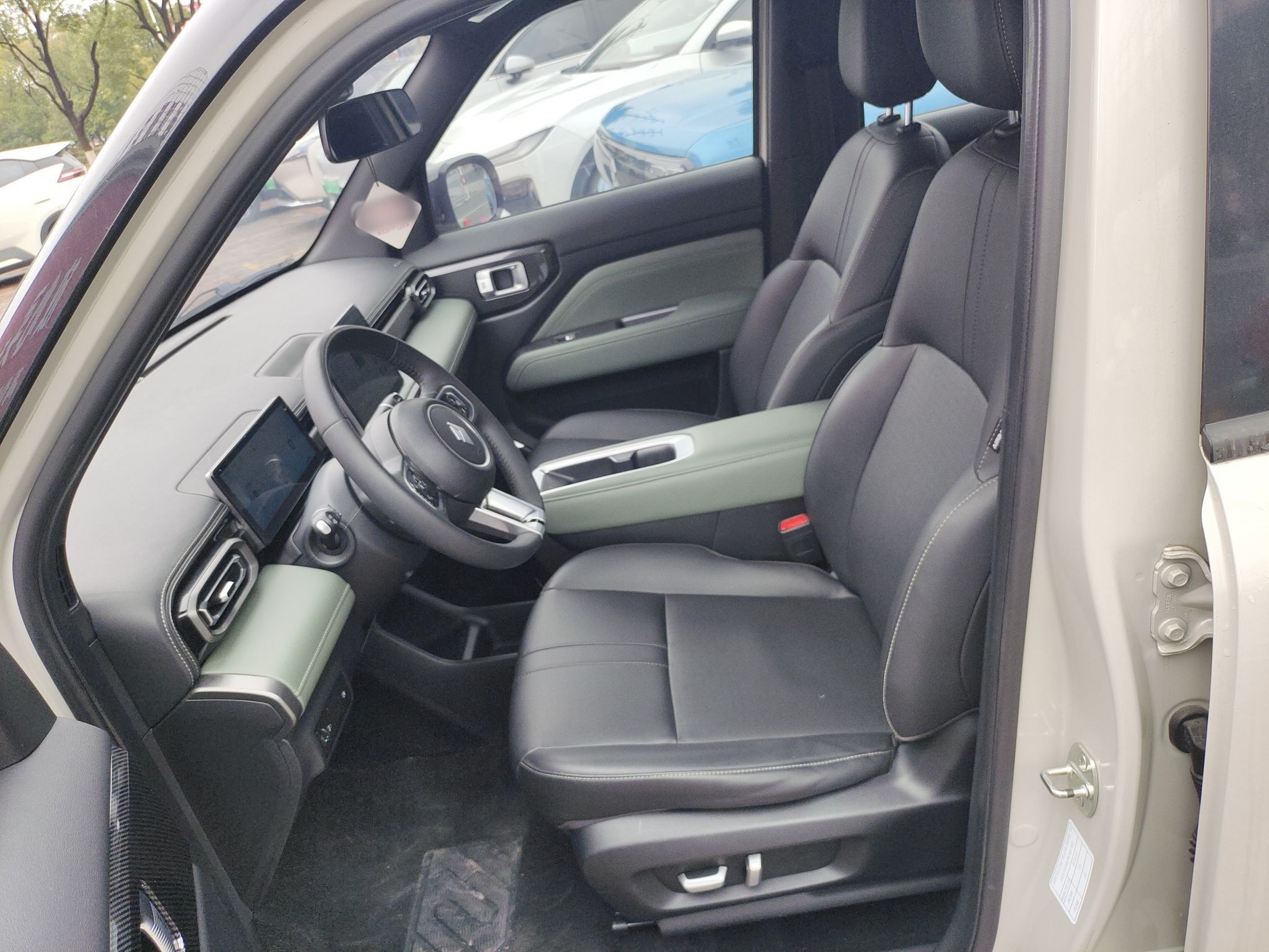 المقاعد الأمامية داخل السيارة