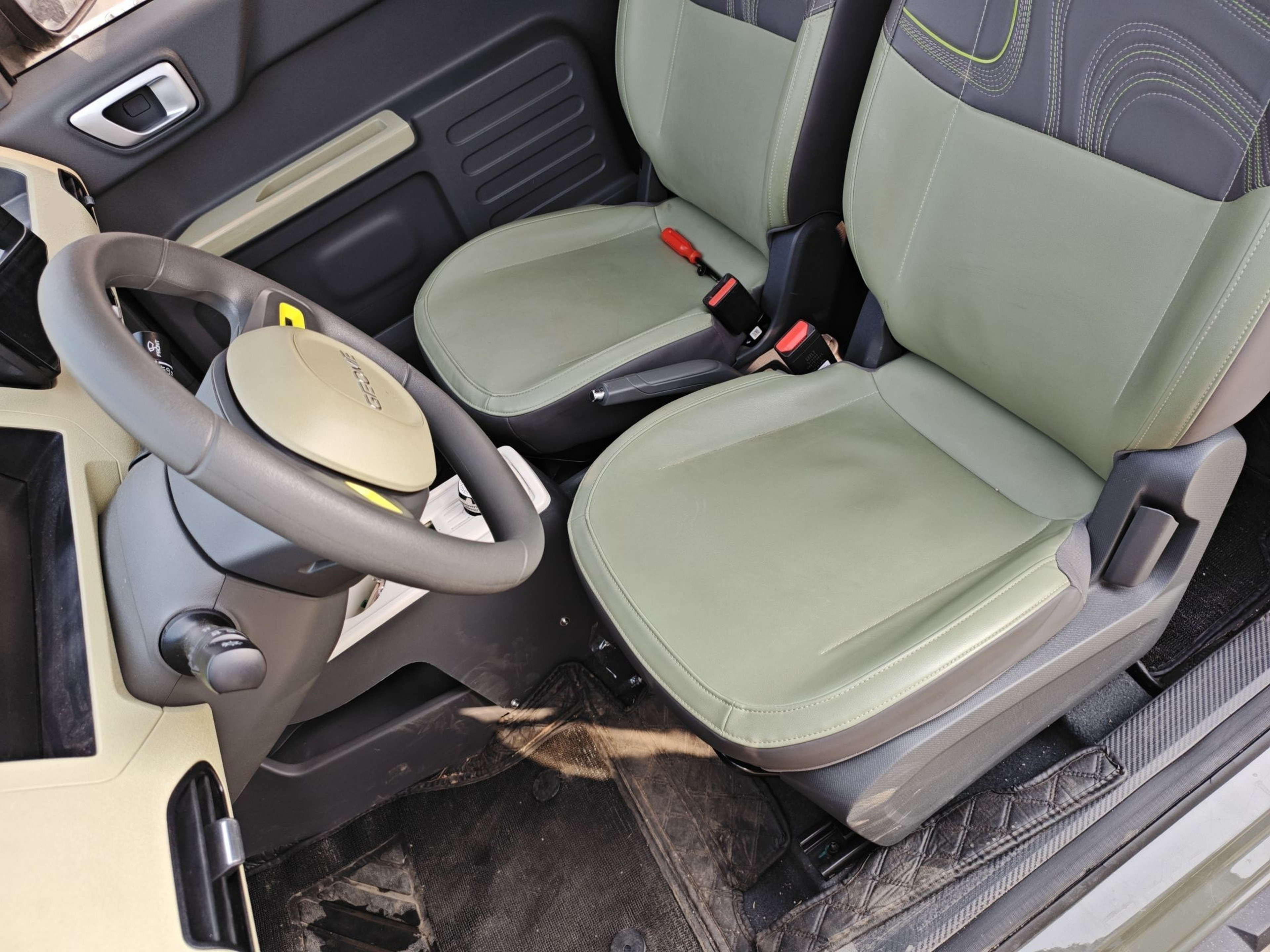 المقاعد الأمامية داخل السيارة