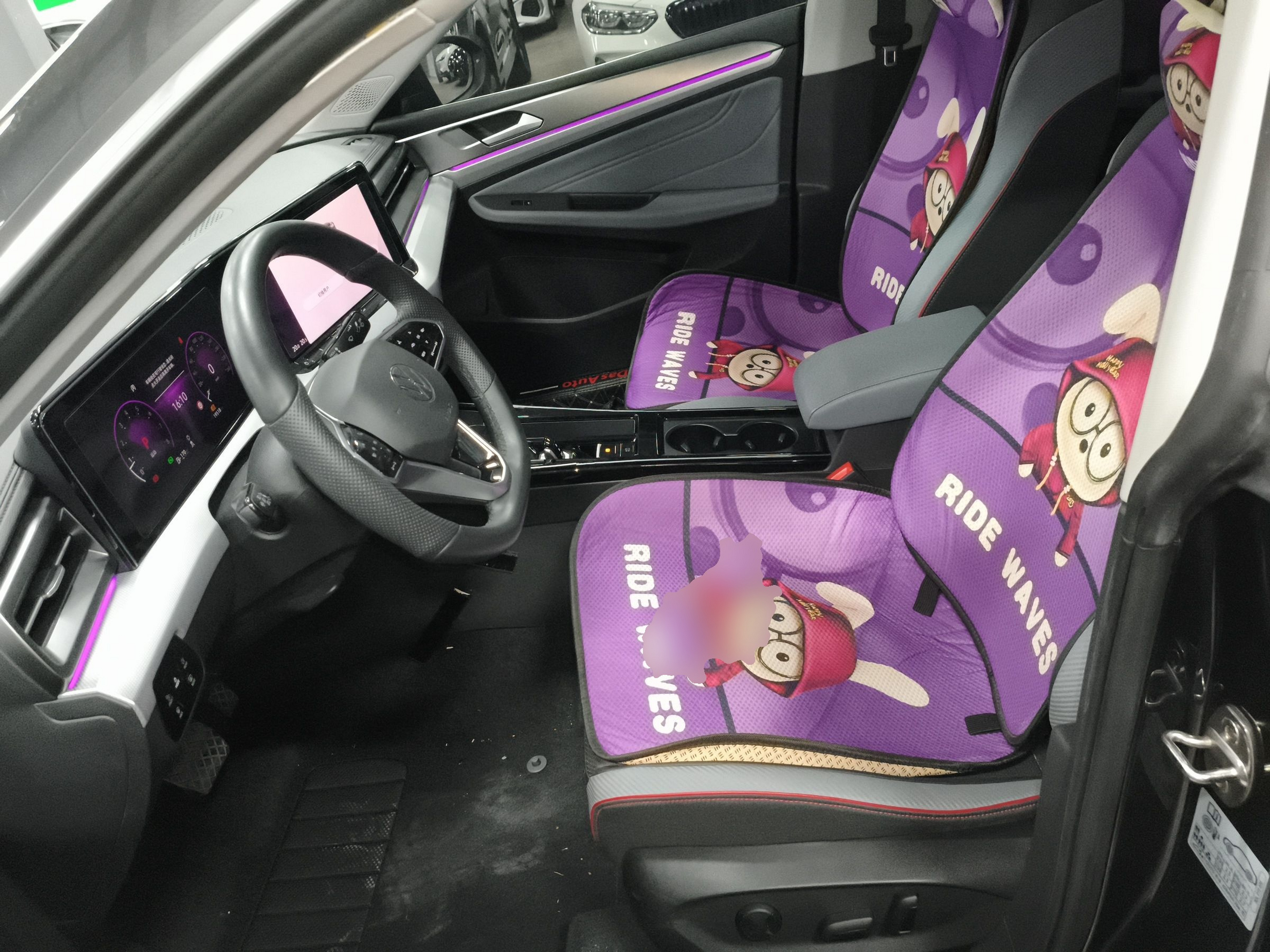 المقاعد الأمامية داخل السيارة