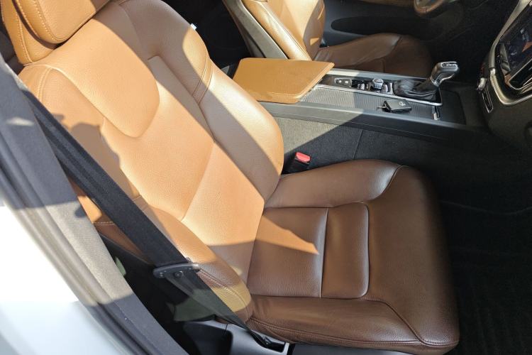 Used Volvo XC60 2019 T5 4x4 Zhiyuan Edition China VI Standard
