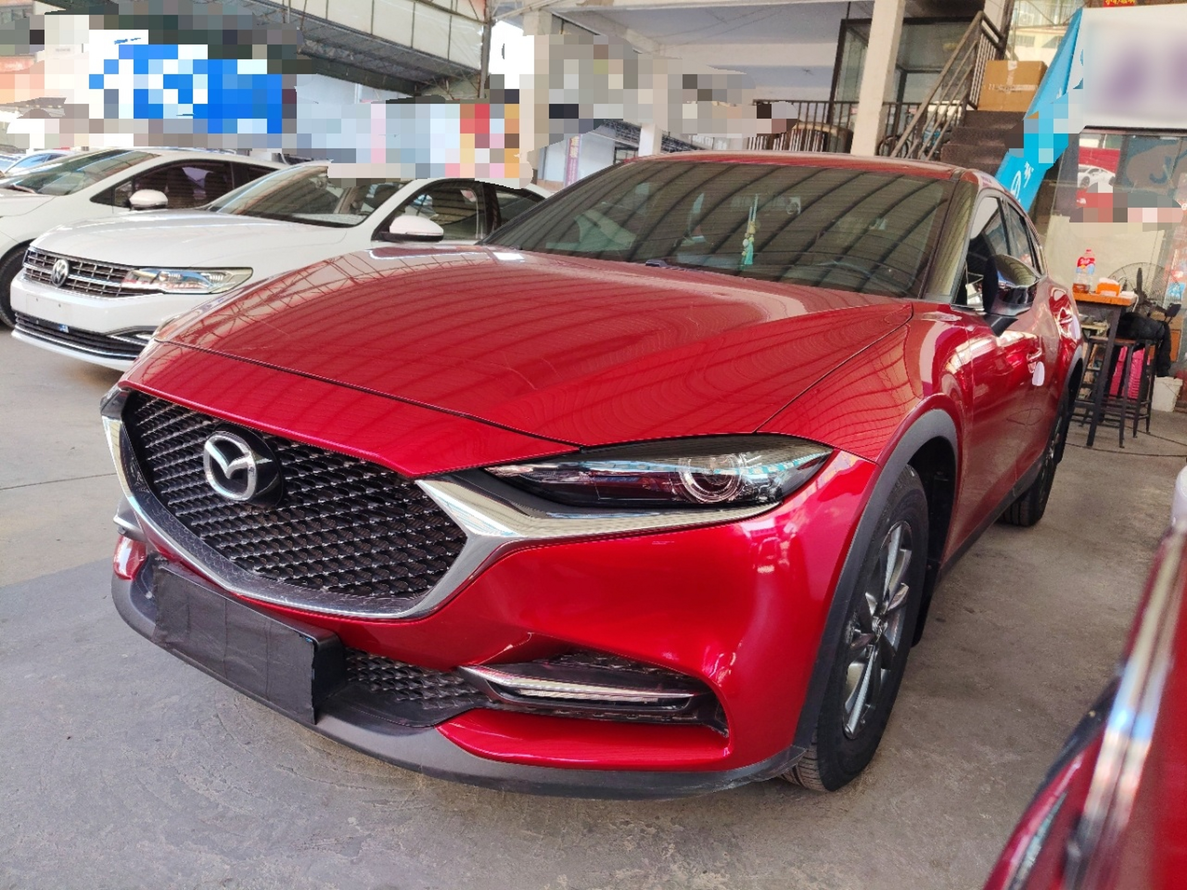 تحت مقدمة السيارة