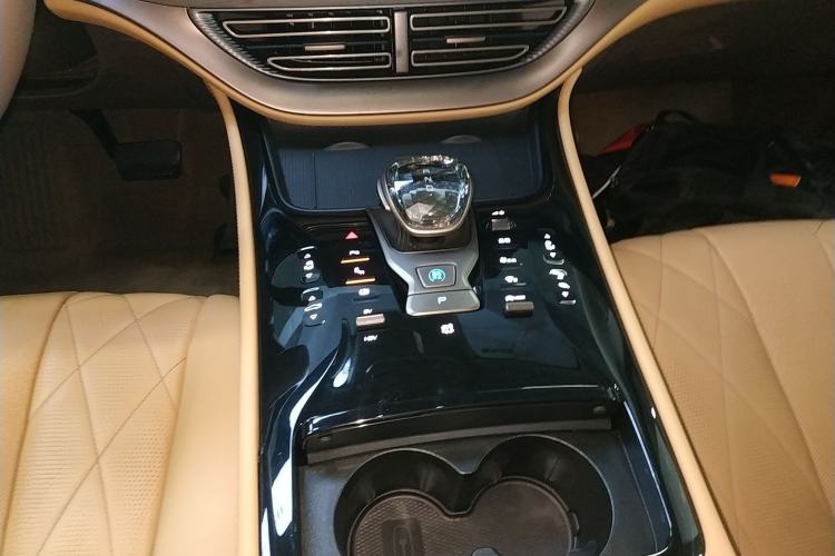 Used Denza D9 2022 DM-i 970 Four-Wheel Drive Prestige Model
