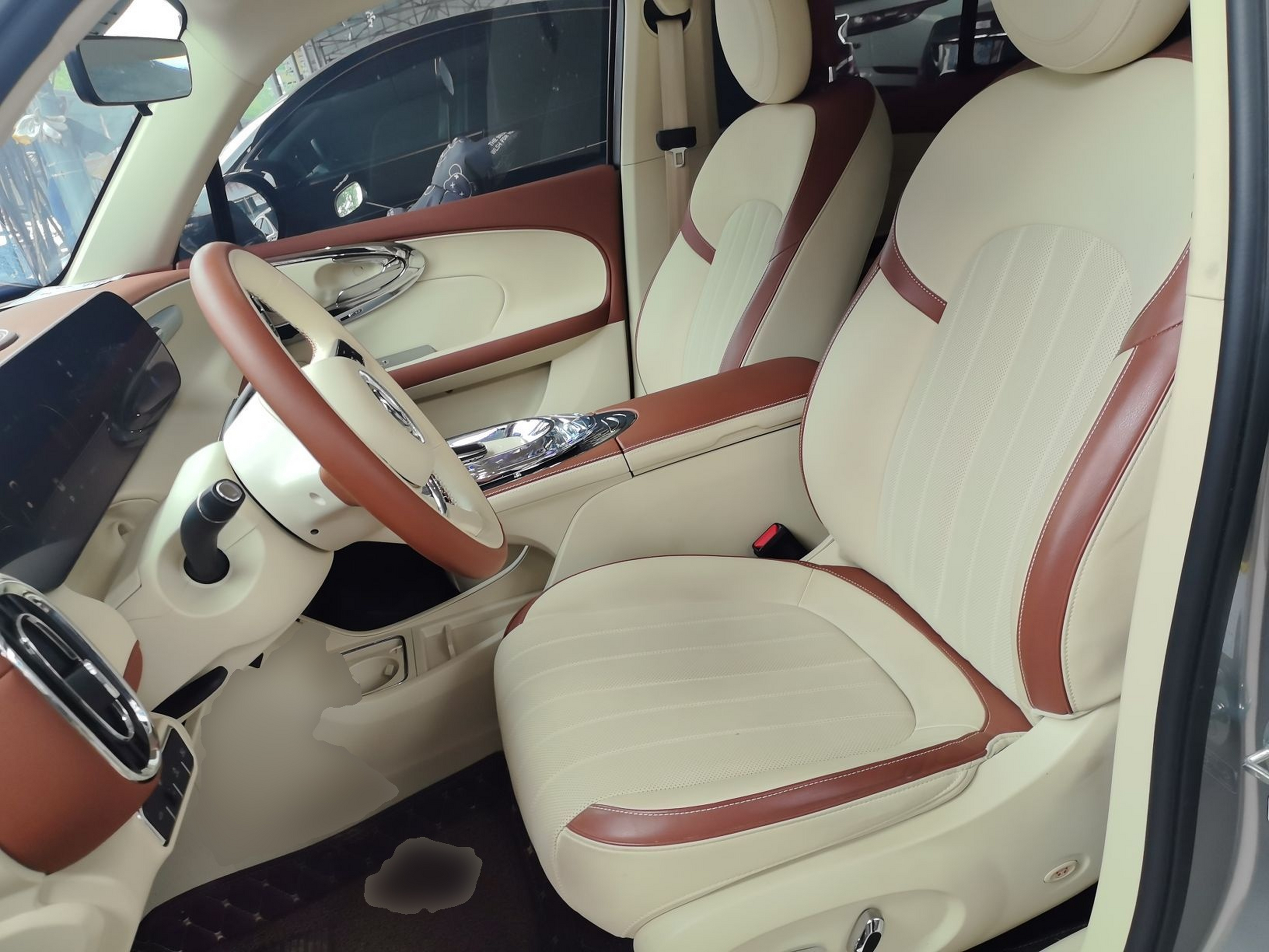 المقاعد الأمامية داخل السيارة