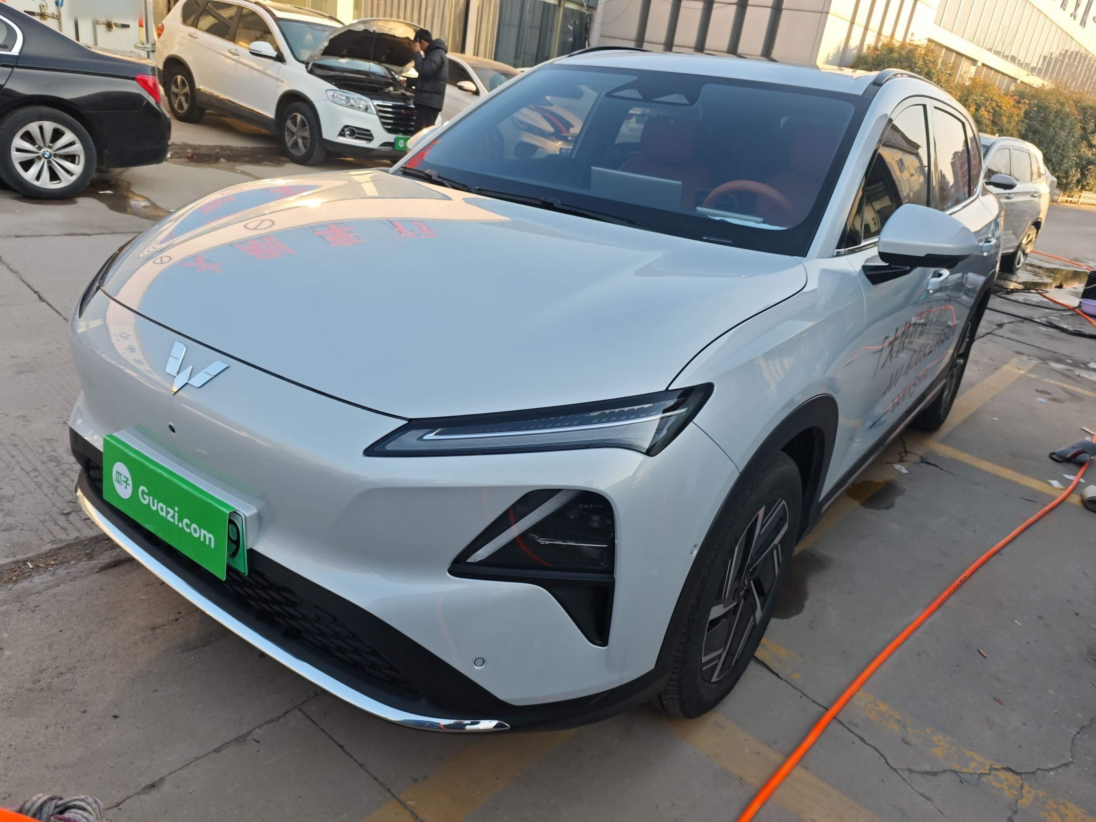 تحت مقدمة السيارة