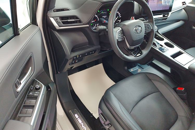 Used Toyota Sienna 2023 2.5L Hybrid Deluxe Edition
