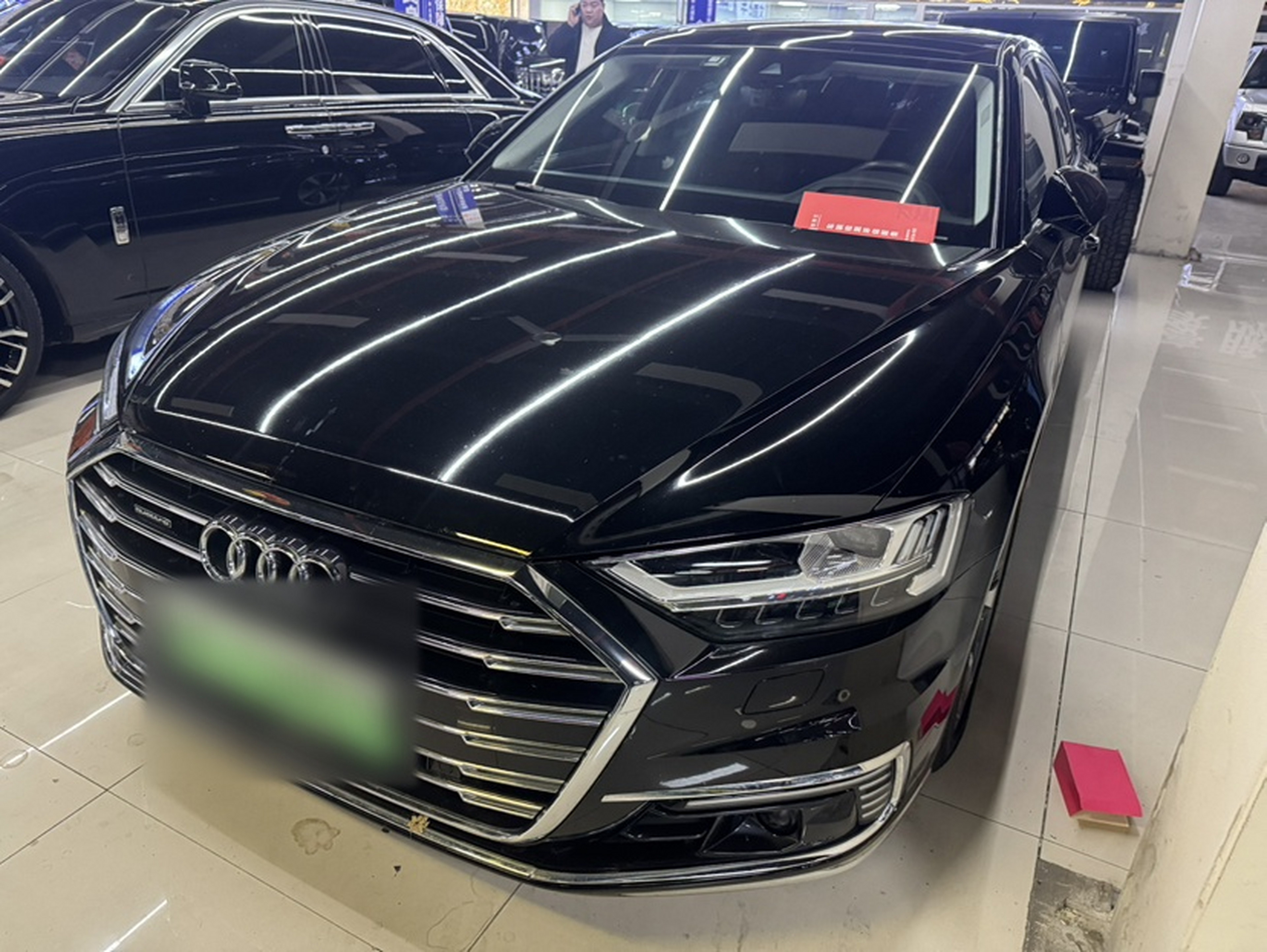 تحت مقدمة السيارة