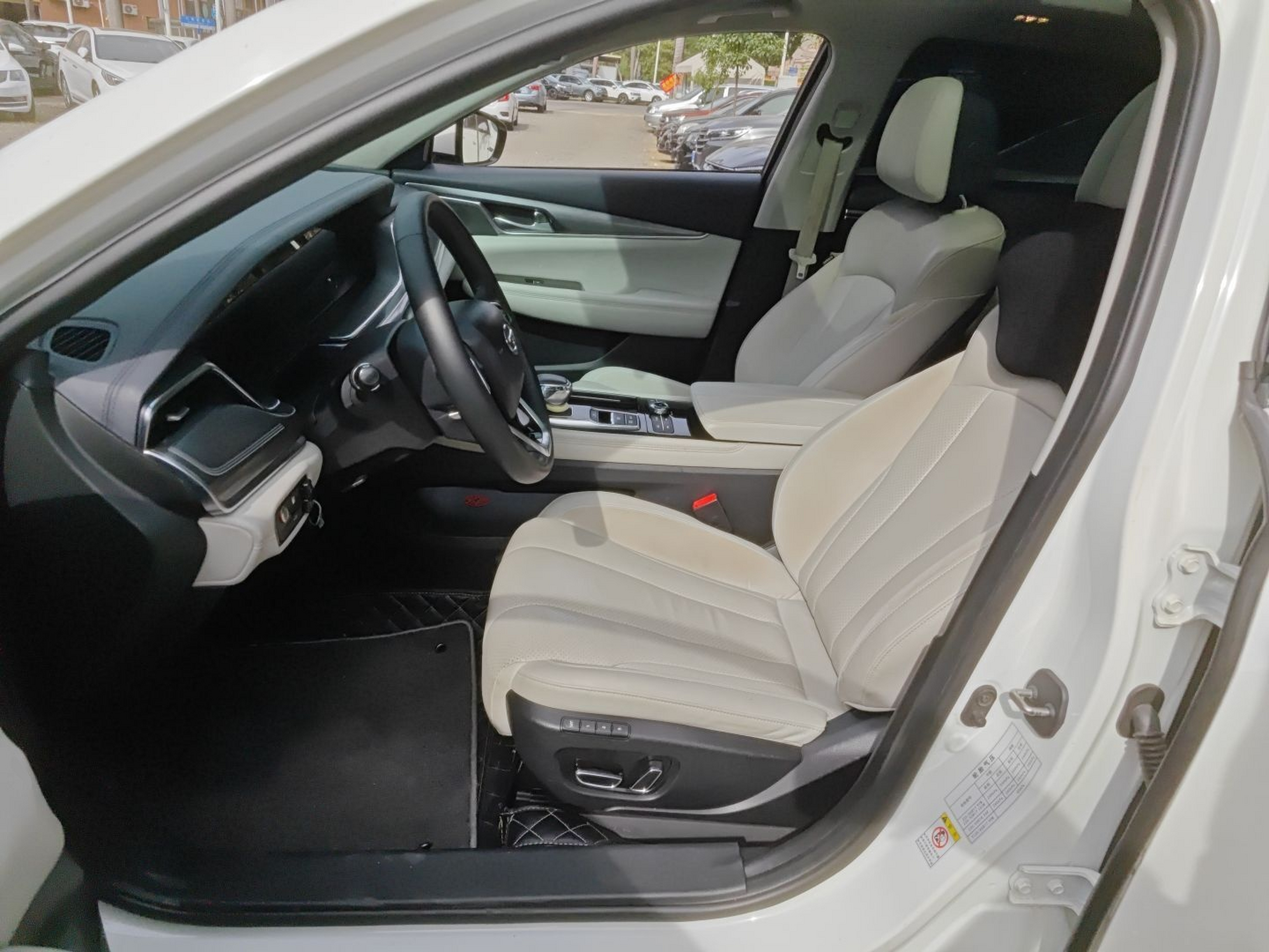 Переднее сиденье в автомобиле