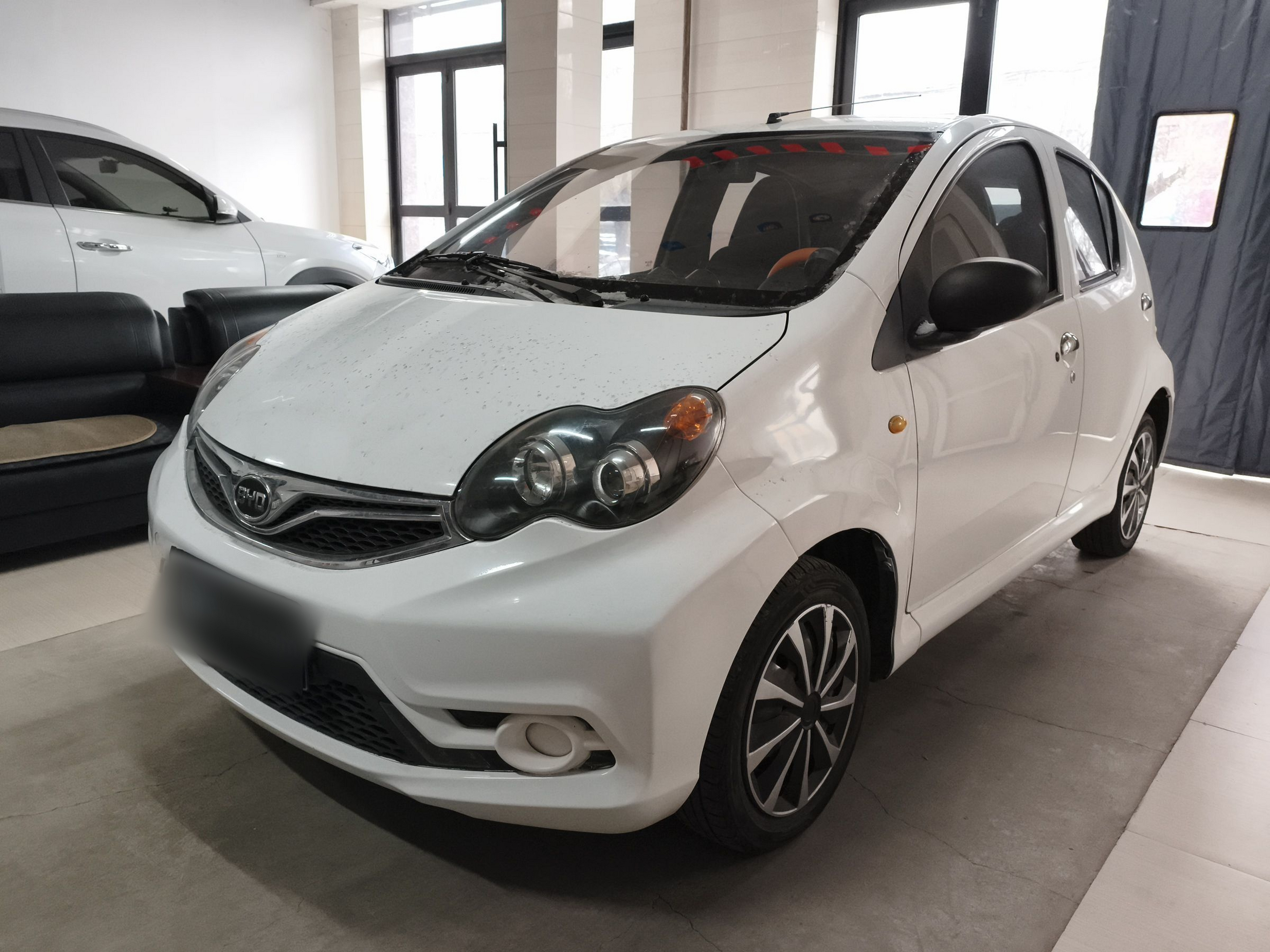 تحت مقدمة السيارة