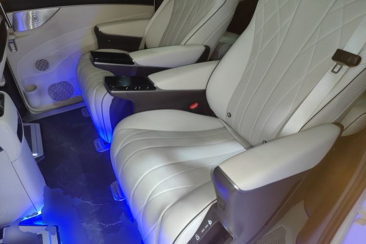 Used Denza D9 2024 EV 600 Four-Wheel-Drive Flagship Model
