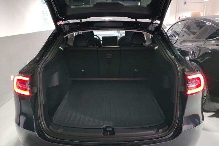 Used Tesla Model Y 2024 Long-Range All-Wheel-Drive Version
